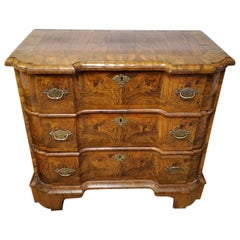 Commode à trois tiroirs en orme lustré George I du début du 18e siècle
