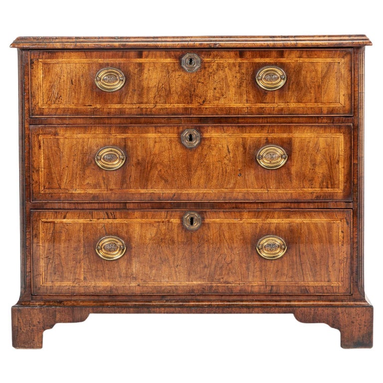 Début du 18e siècle I anglais Commode en noyer En vente sur 1stDibs