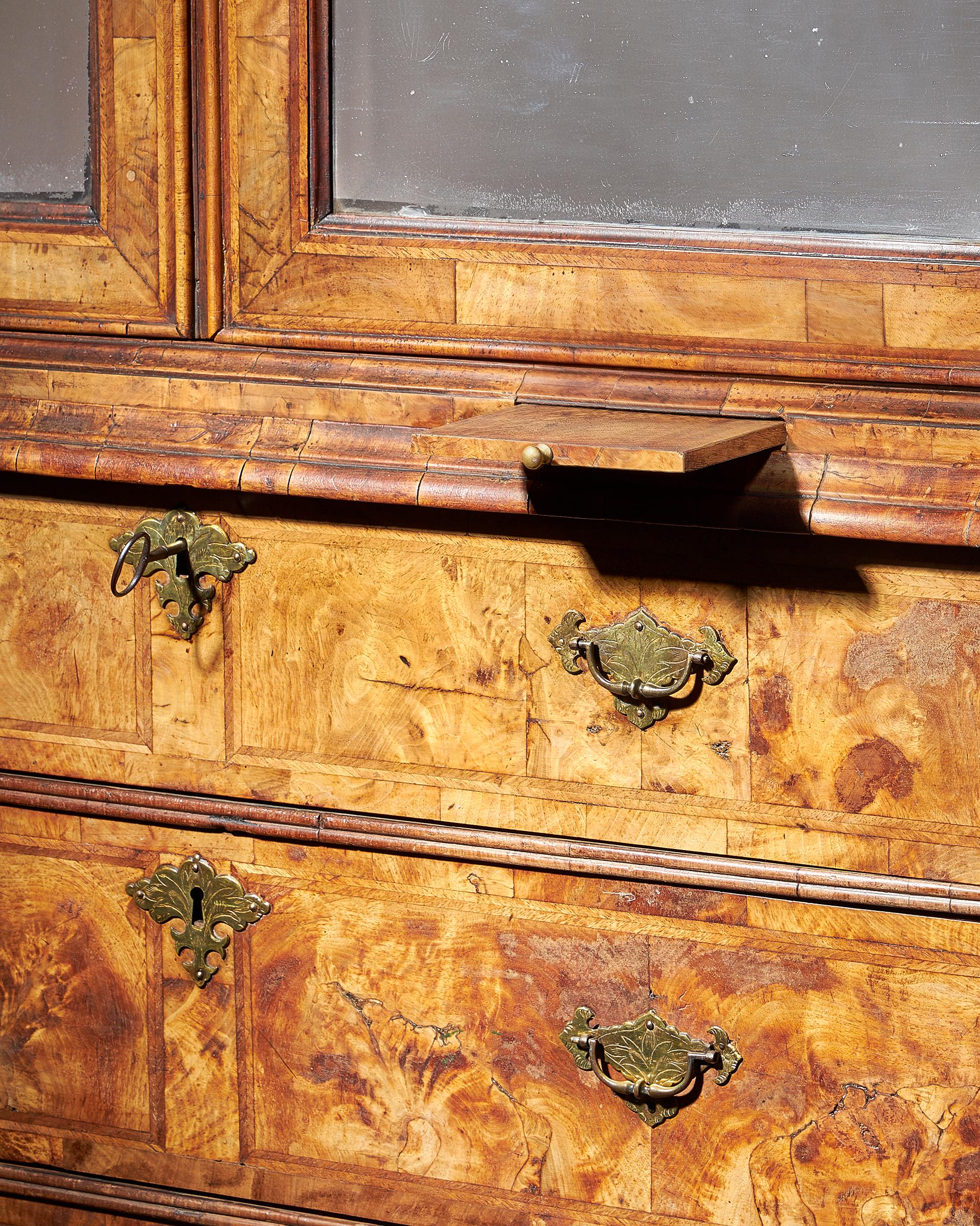 Early 18th Century George I Highly Figured Walnut Double Dome Bookcase on Chest In Good Condition In Oxfordshire, United Kingdom