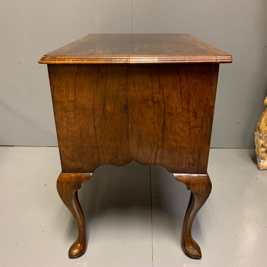 Early 18th Century George I Walnut Lowboy with Pointed Pad Feet For Sale 8