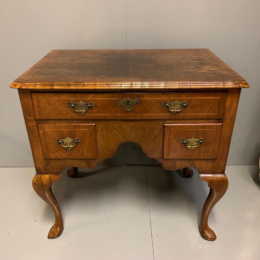 Early 18th Century George I Walnut Lowboy with Pointed Pad Feet For Sale 4