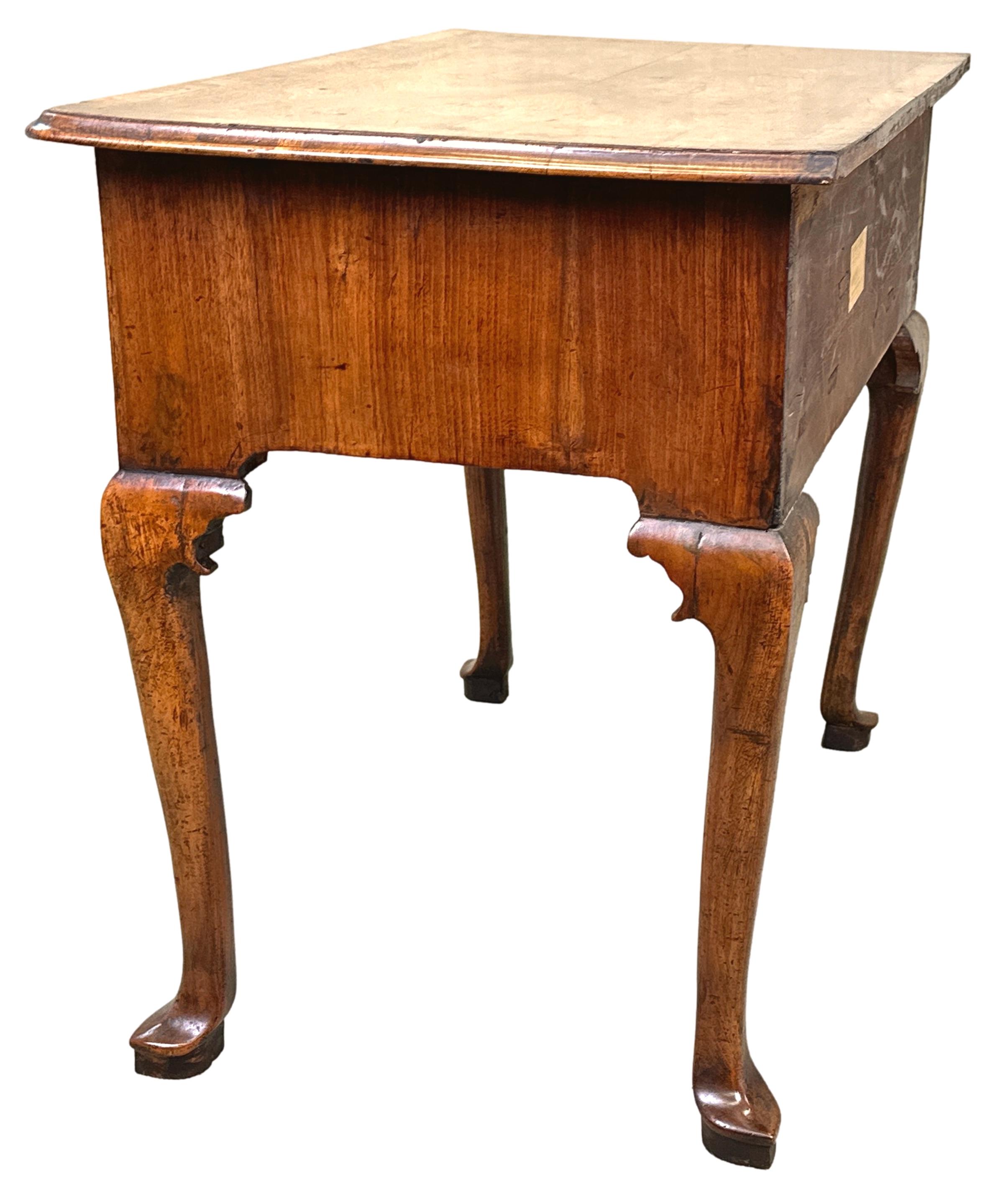 Lowboy géorgien en noyer du début du 18e siècle en vente 4