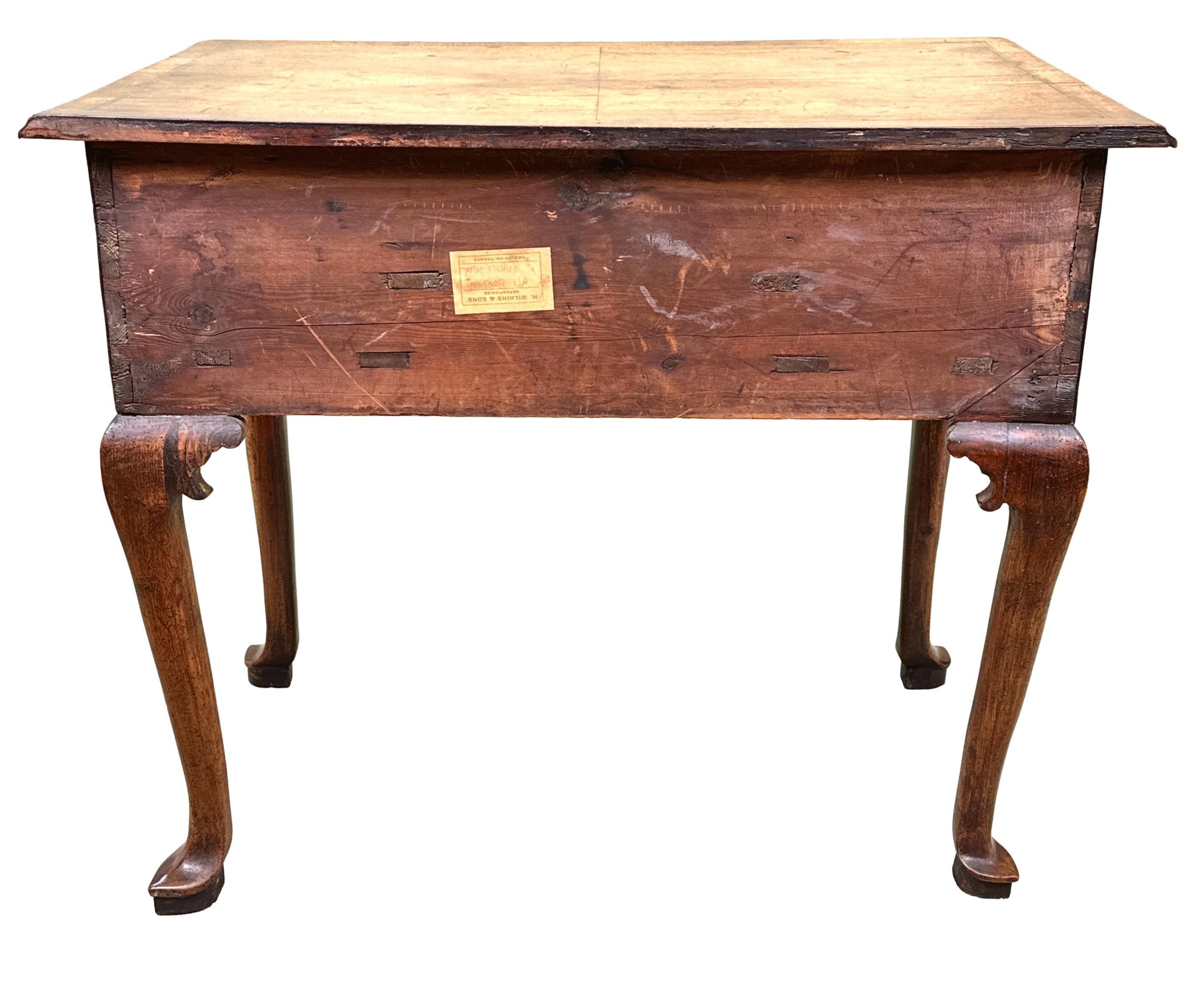 Lowboy géorgien en noyer du début du 18e siècle en vente 5