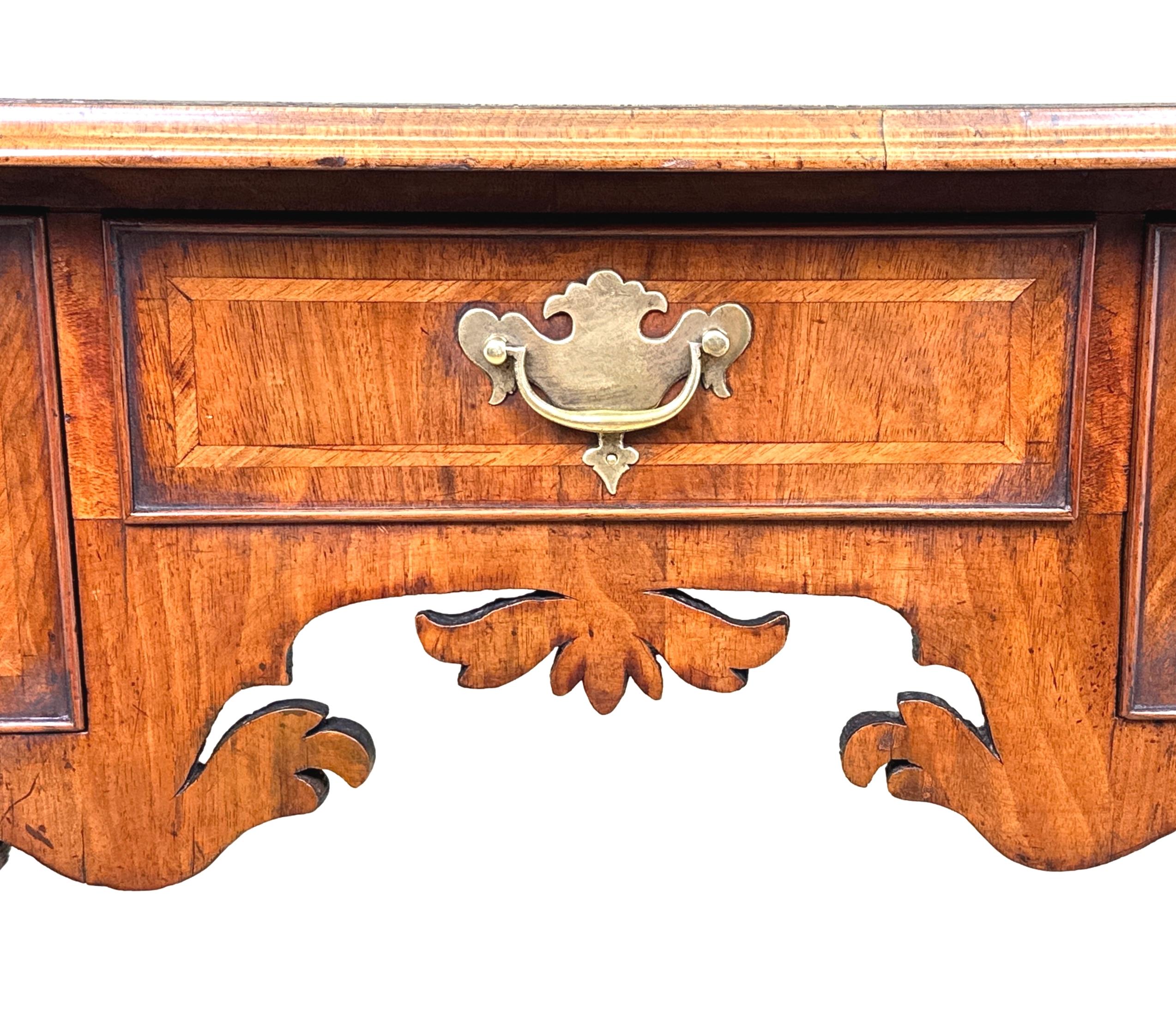 Lowboy géorgien en noyer du début du 18e siècle en vente 6
