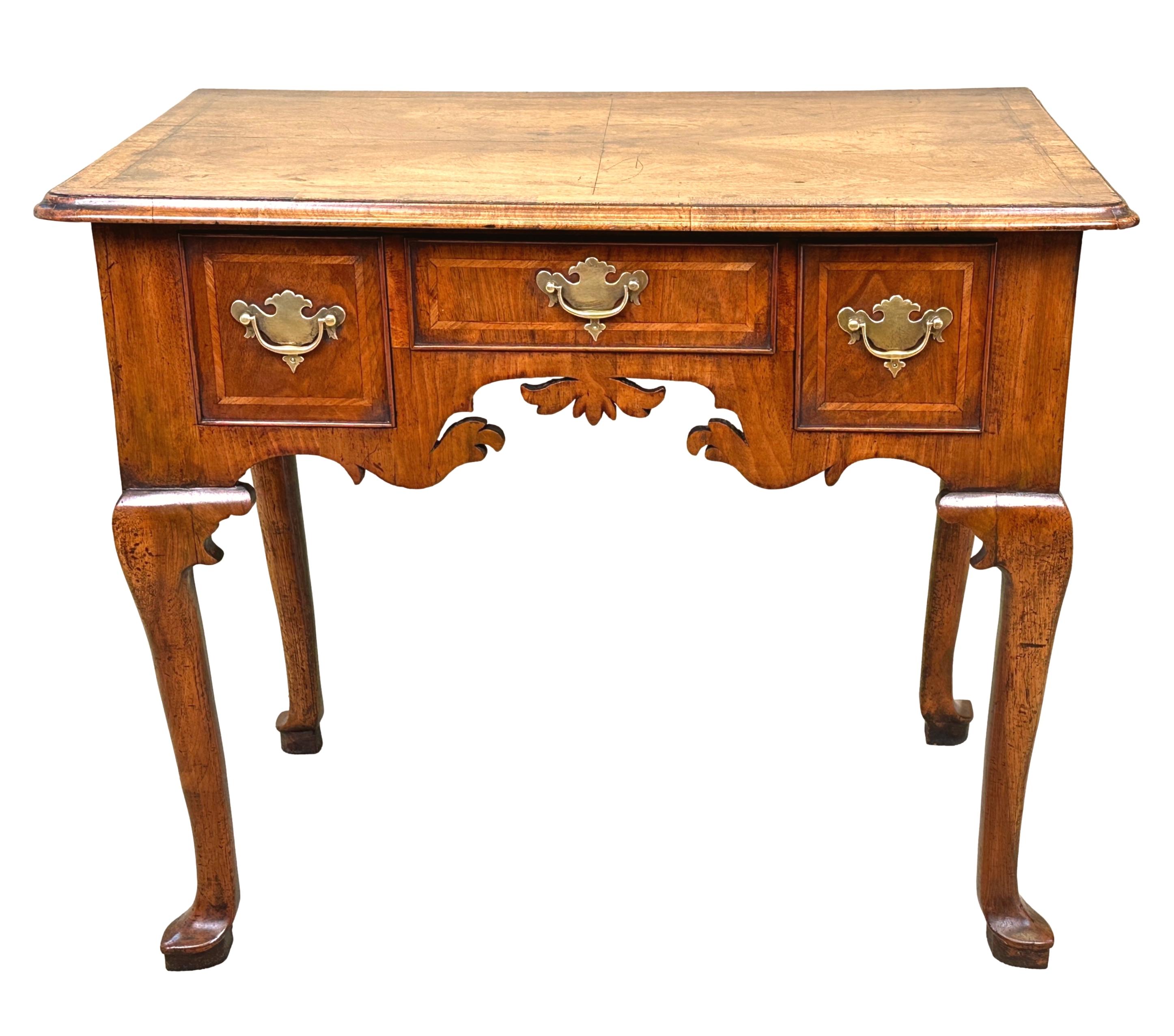 Lowboy géorgien en noyer du début du 18e siècle en vente 7