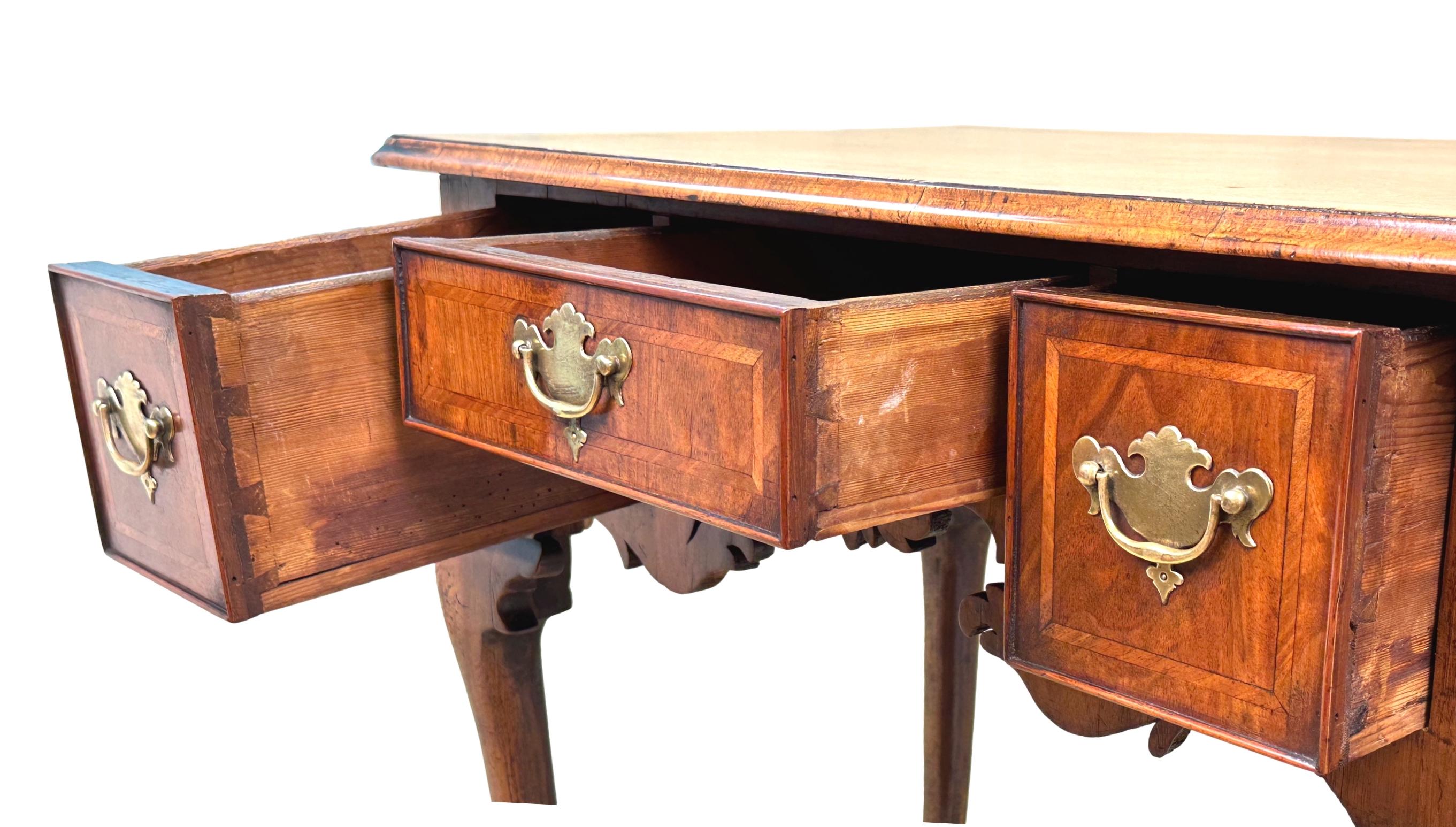 George II Lowboy géorgien en noyer du début du 18e siècle en vente