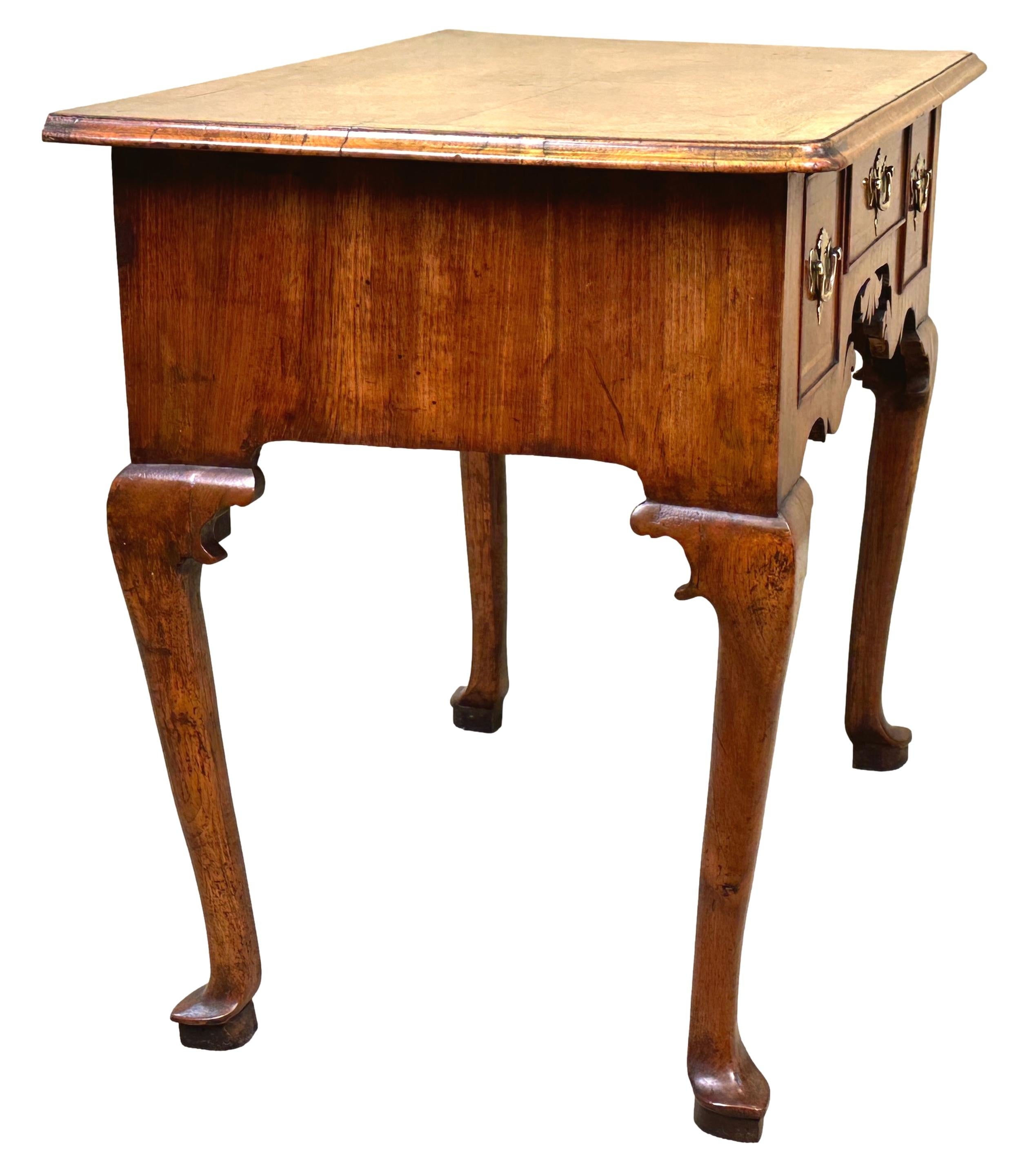 Anglais Lowboy géorgien en noyer du début du 18e siècle en vente