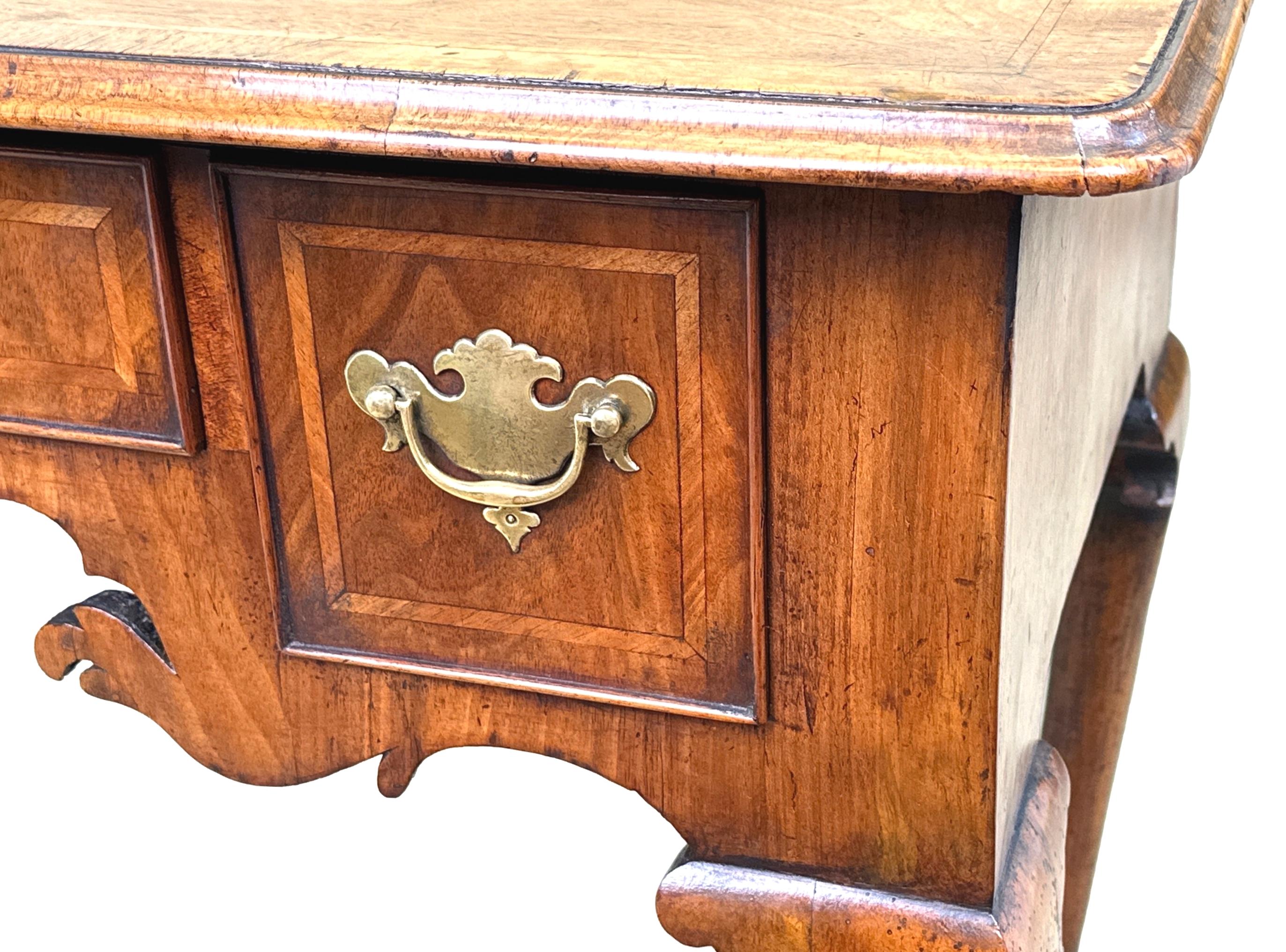 Noyer Lowboy géorgien en noyer du début du 18e siècle en vente