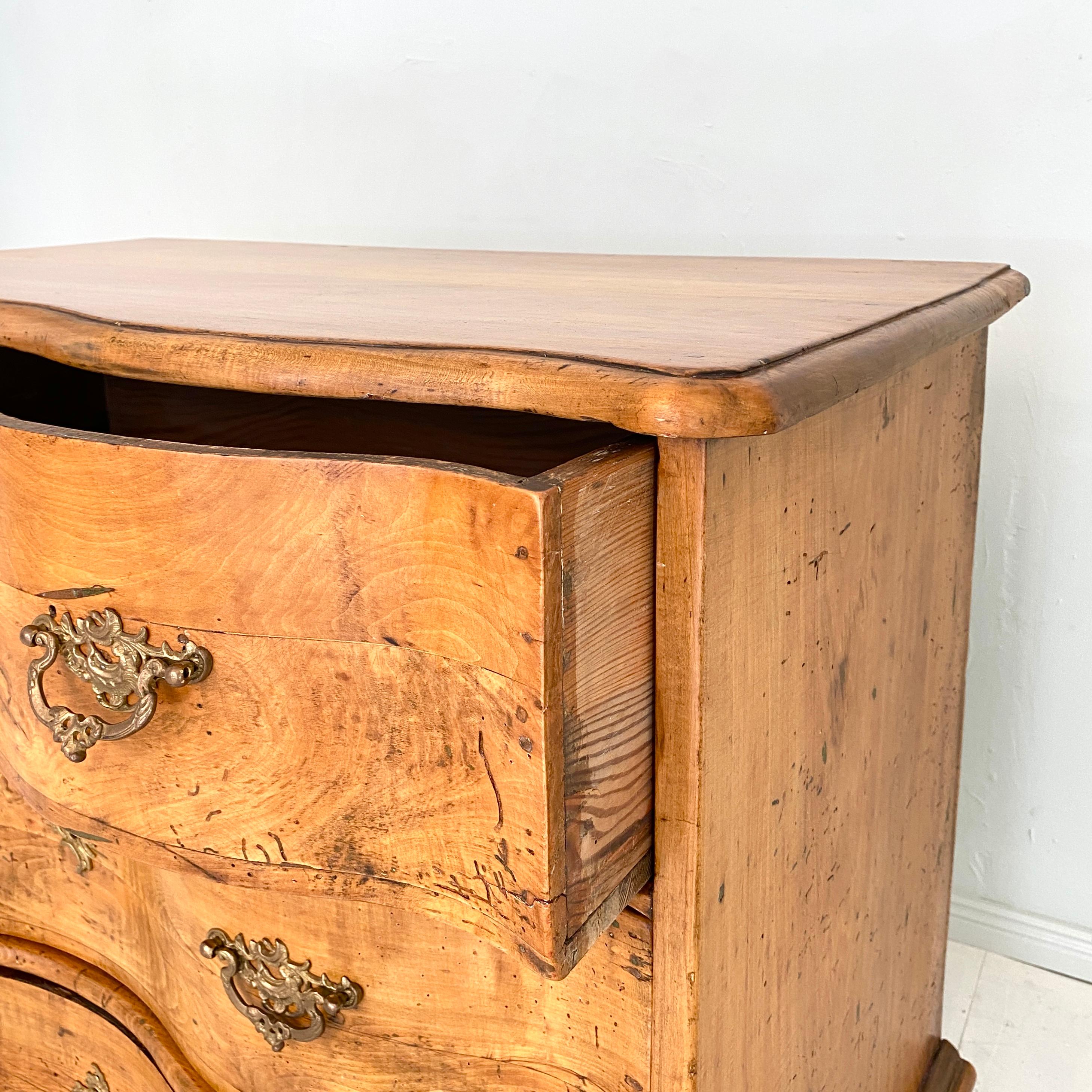 Early 18th Century German Baroque Commode in Cherrywood, around 1730 11