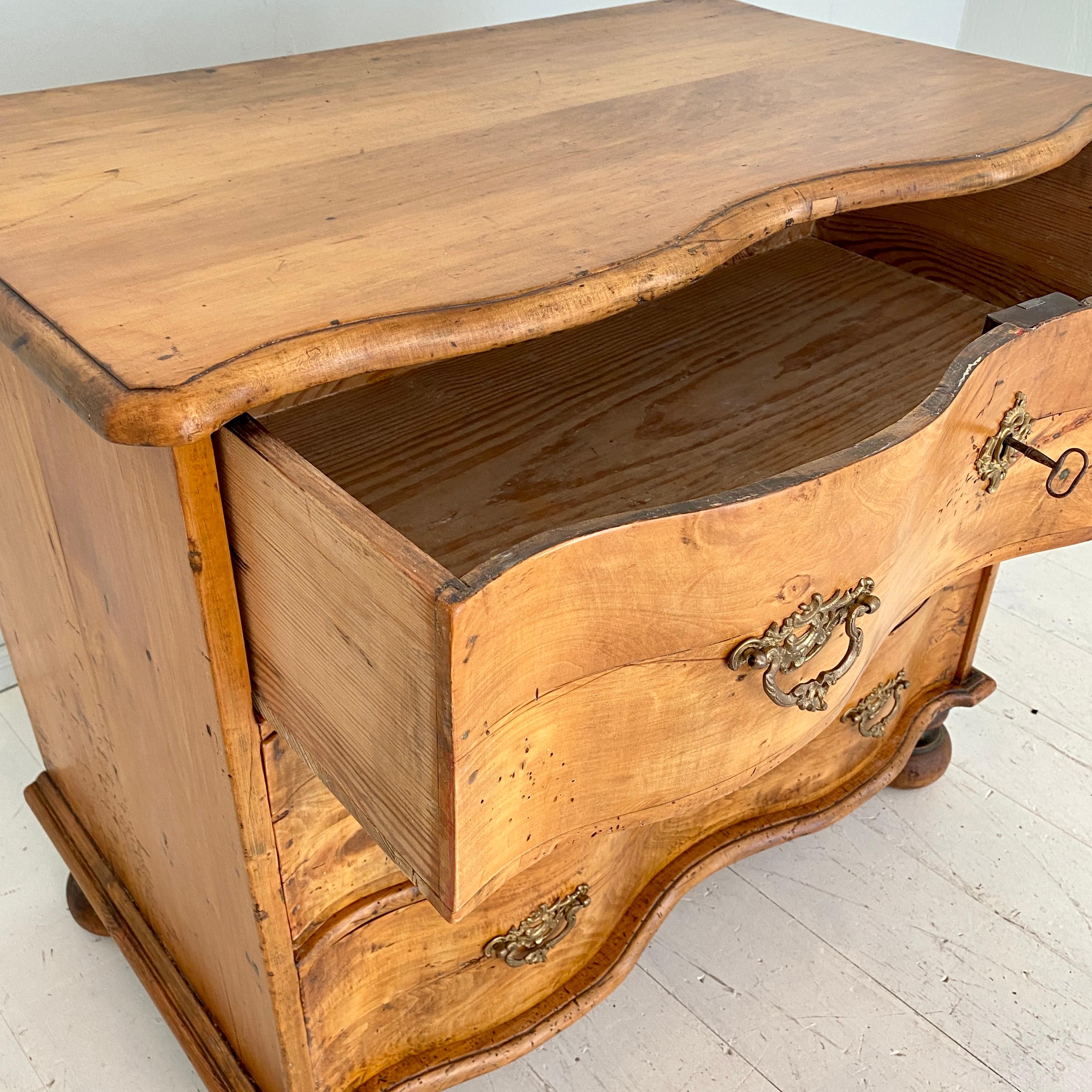 Early 18th Century German Baroque Commode in Cherrywood, around 1730 12