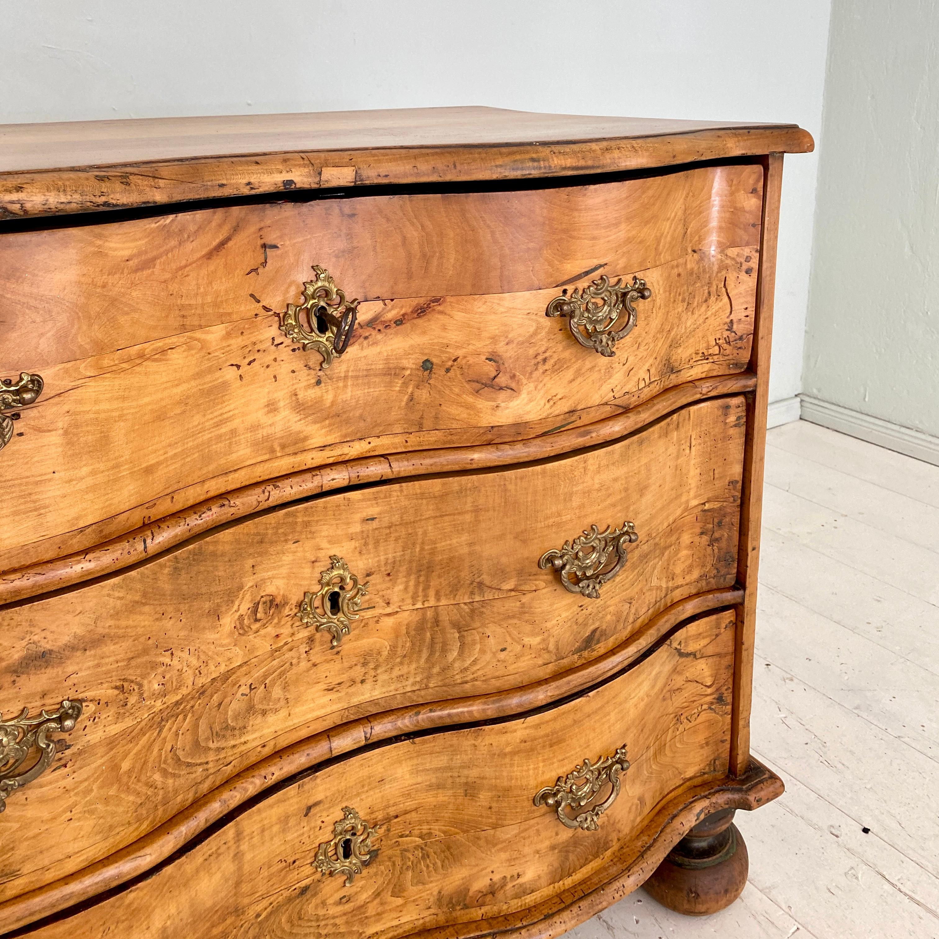 Early 18th Century German Baroque Commode in Cherrywood, around 1730 15