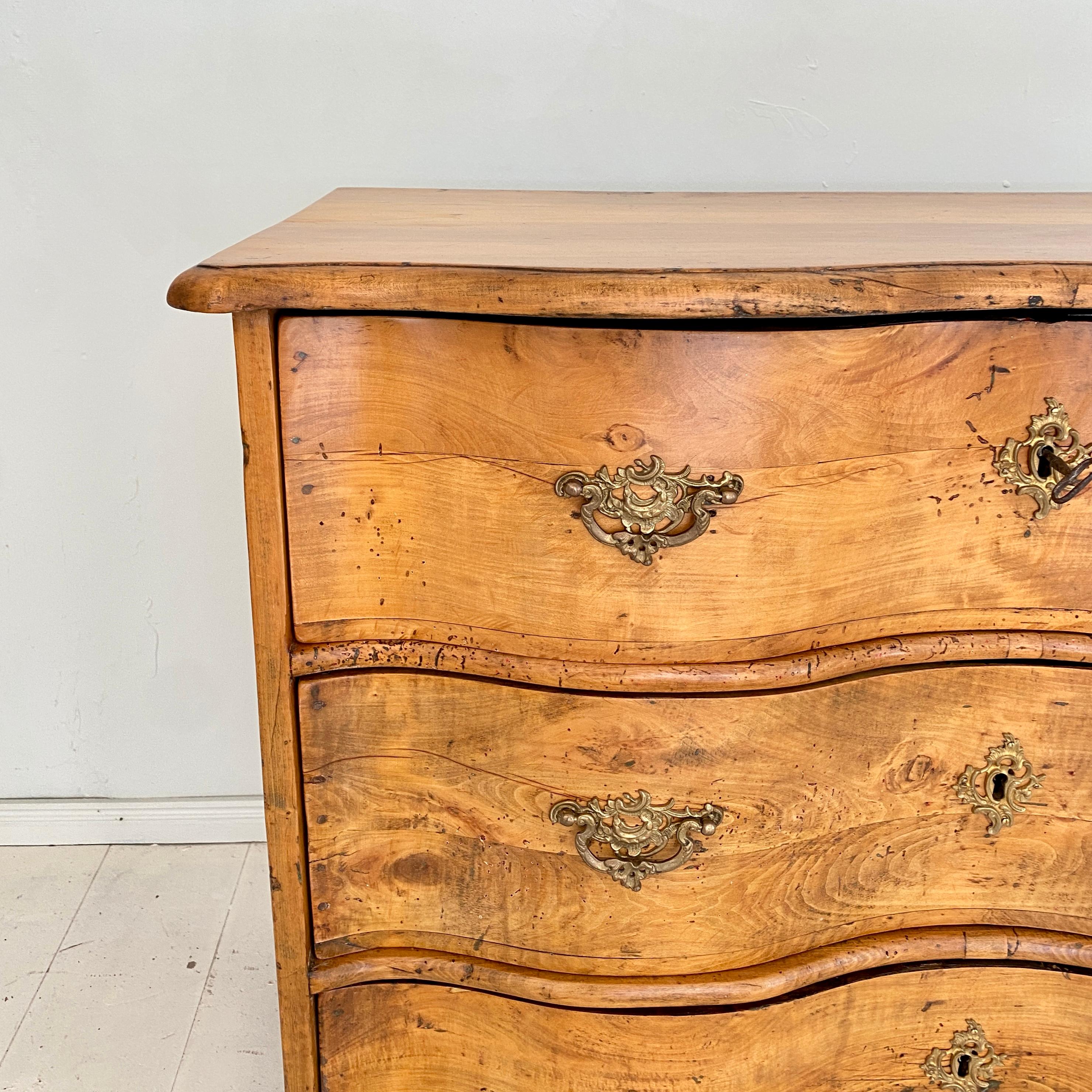 Early 18th Century German Baroque Commode in Cherrywood, around 1730 1