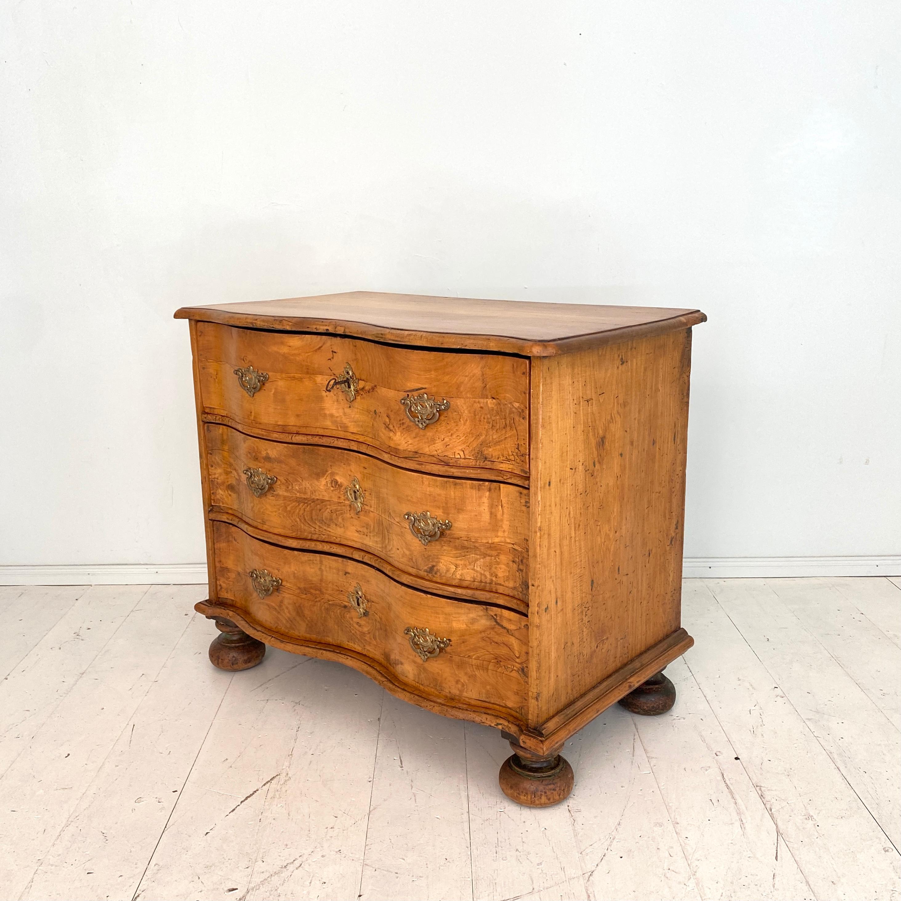 Early 18th Century German Baroque Commode in Cherrywood, around 1730 2