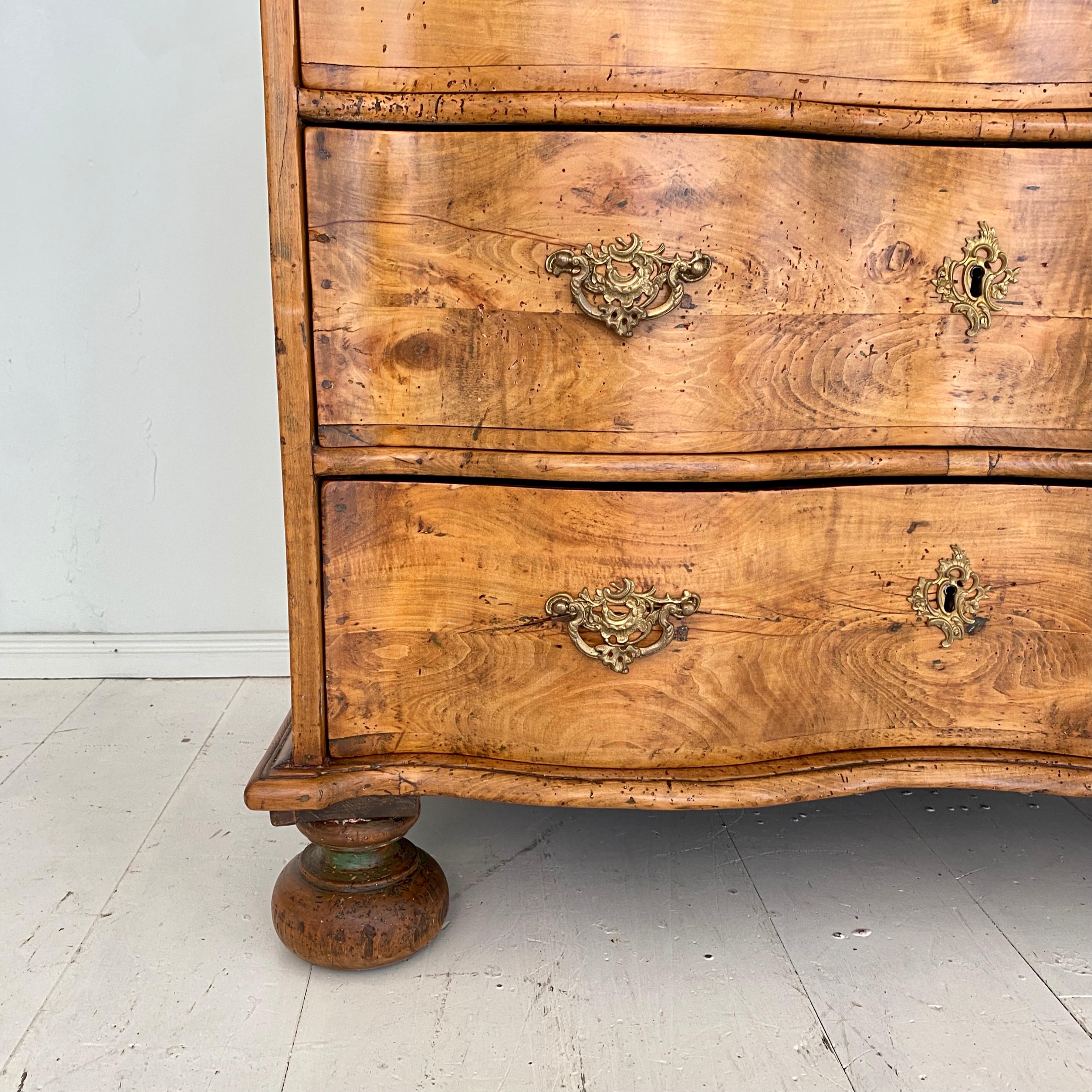 Early 18th Century German Baroque Commode in Cherrywood, around 1730 3