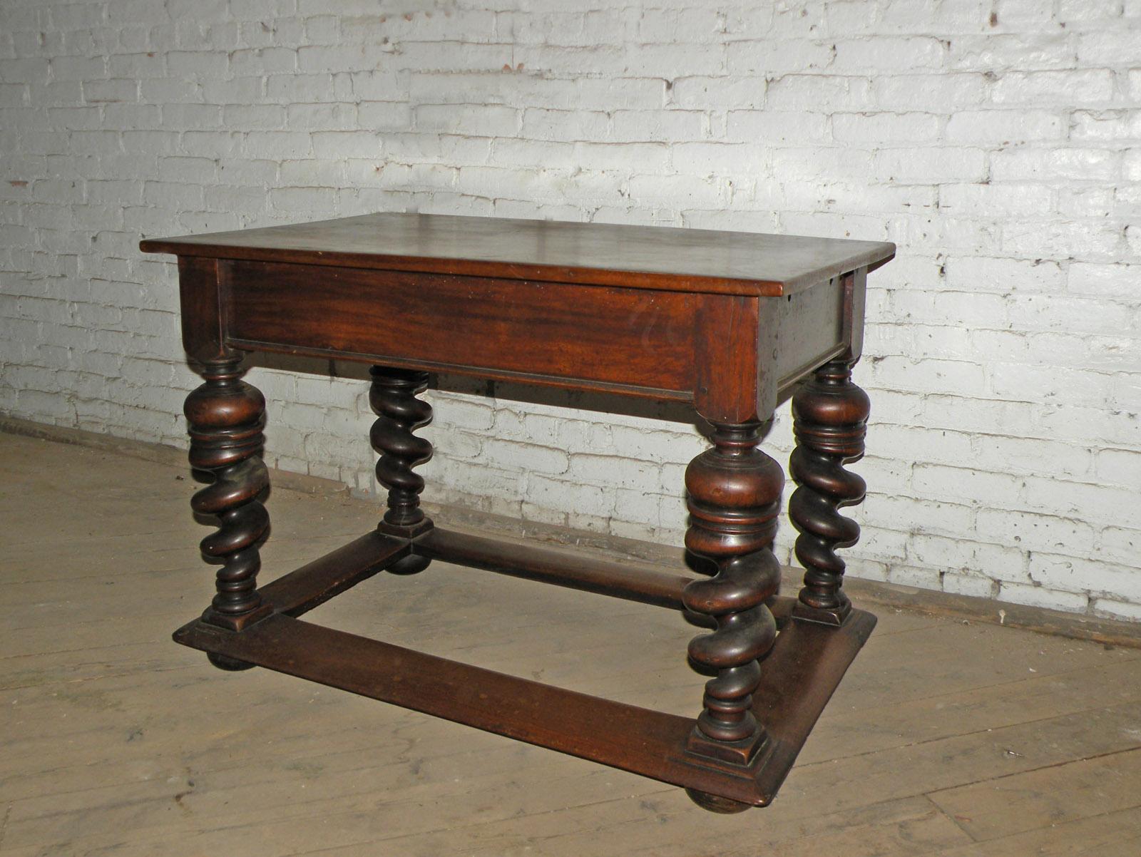 XVIIIe siècle Table centrale en noyer baroque allemand du début du 18e siècle en vente