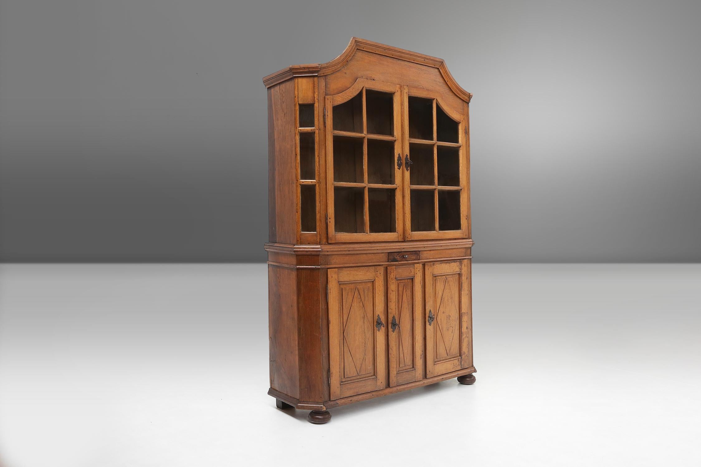 Early 18th century German vitrine cabinet For Sale 6