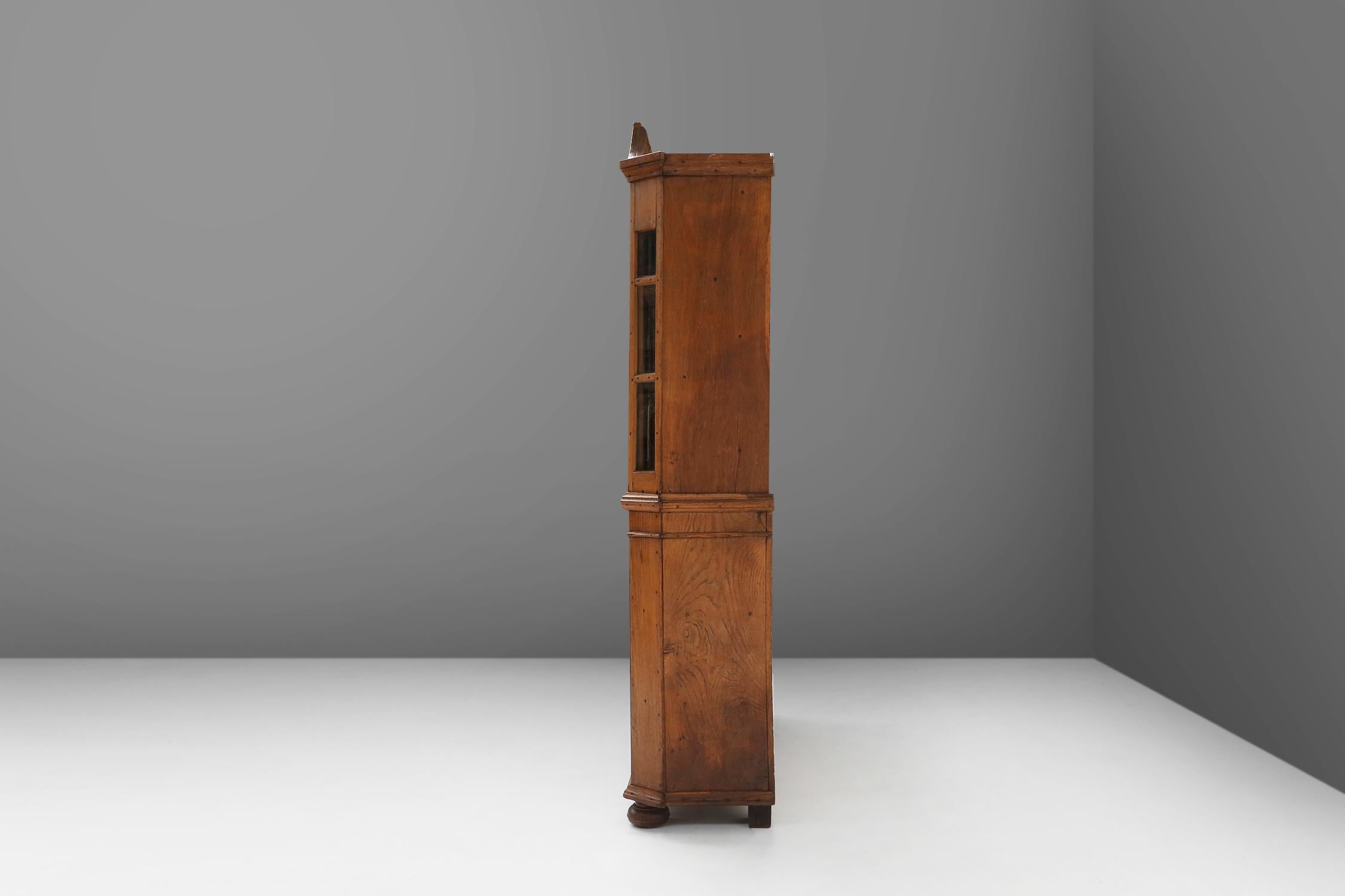 Early 18th century German vitrine cabinet For Sale 7