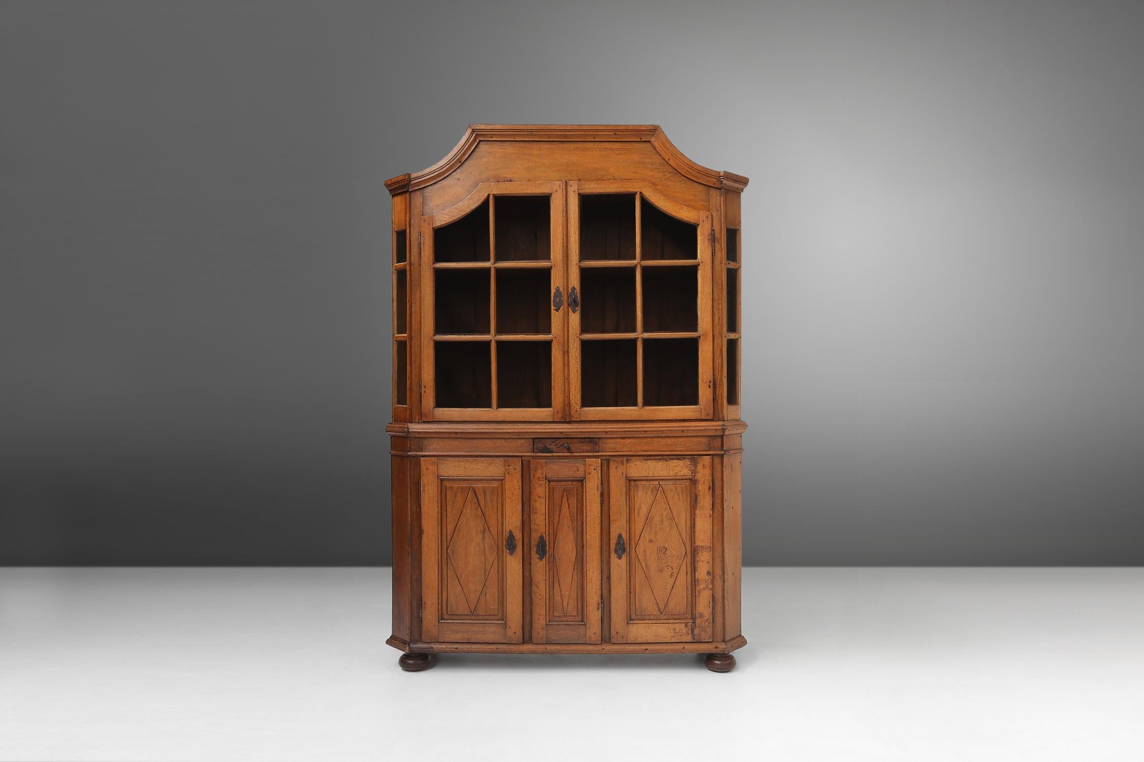 Early 18th century German vitrine cabinet For Sale 14