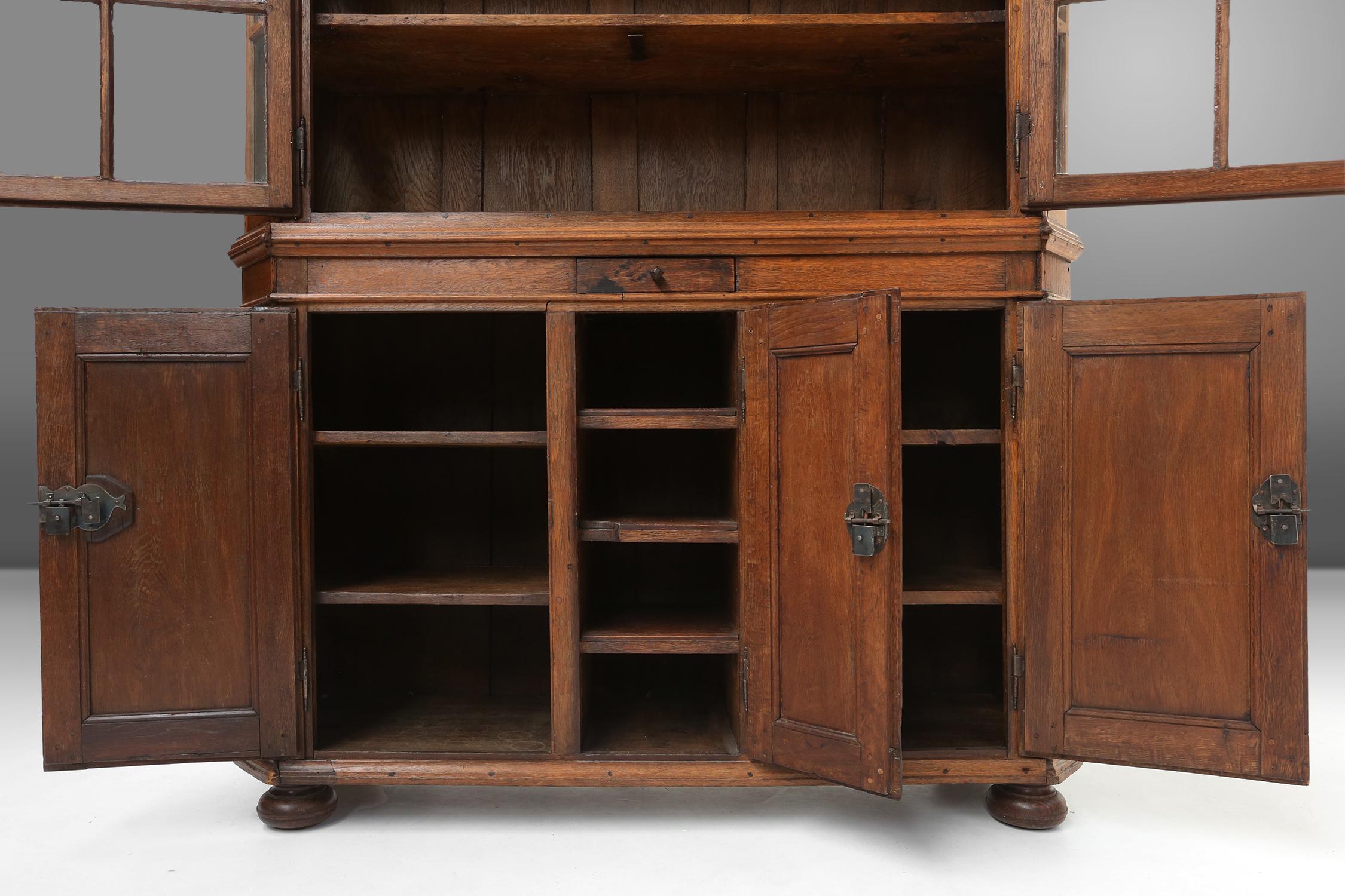 Early 18th century German vitrine cabinet In Good Condition For Sale In Meulebeke, BE
