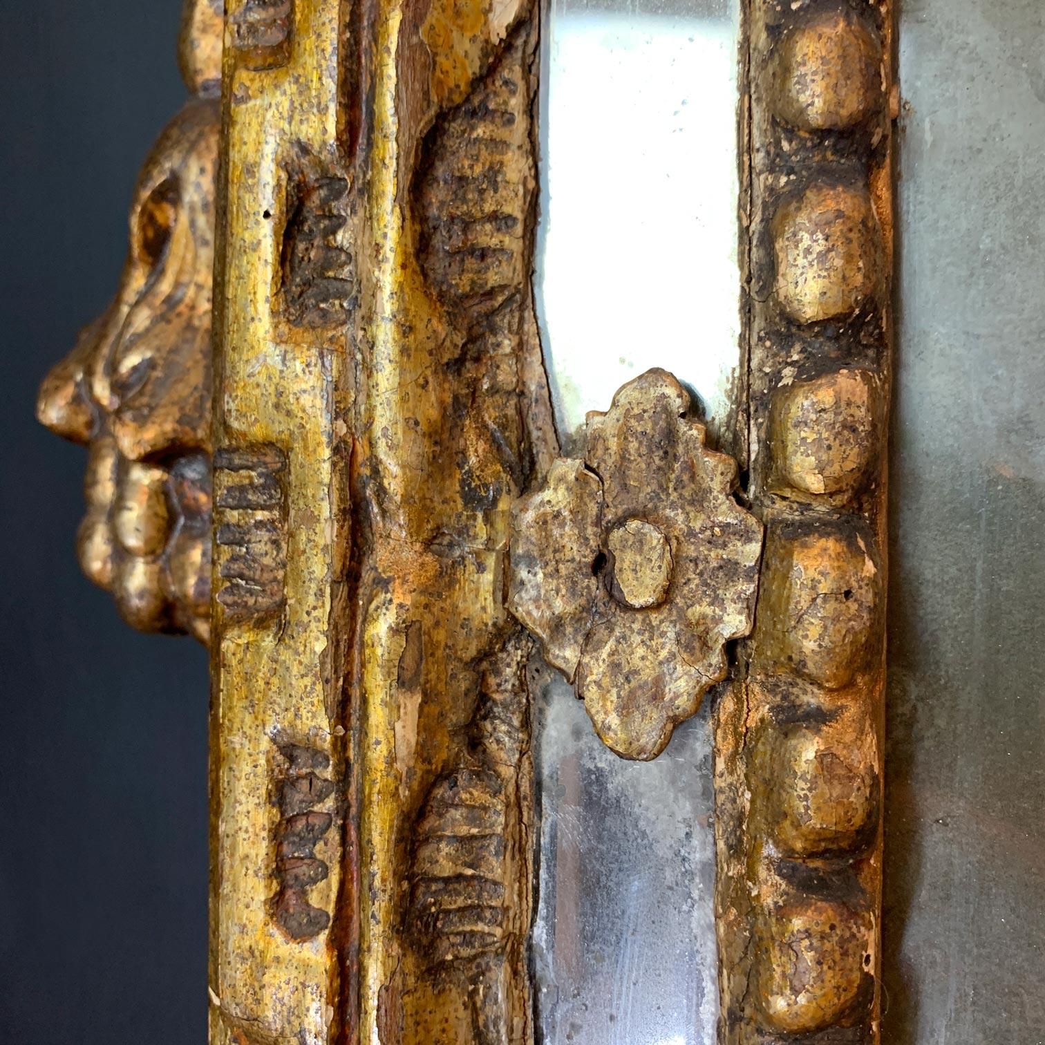 Early 18th Century Gilt Wood Italian Mirror (Handgeschnitzt) im Angebot