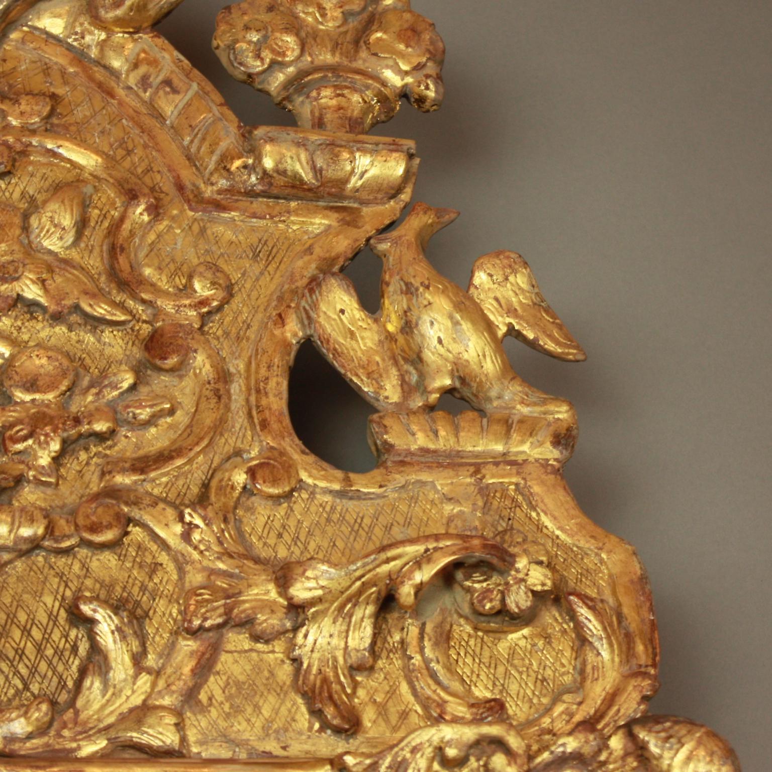 Specchio in legno dorato francese dell'inizio del XVIII secolo con vaso Régence e cresta di uccelli In condizioni buone in vendita a Berlin, DE