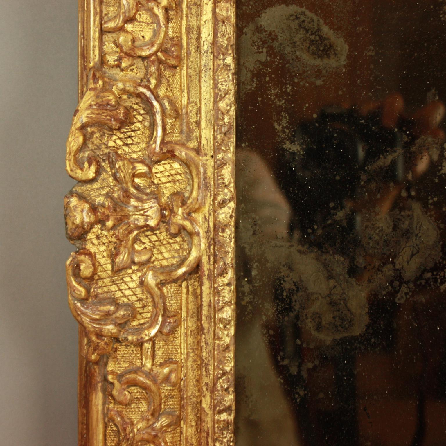French Early 18th Century Régence Vase and Birds Cresting Giltwood Mirror For Sale 2