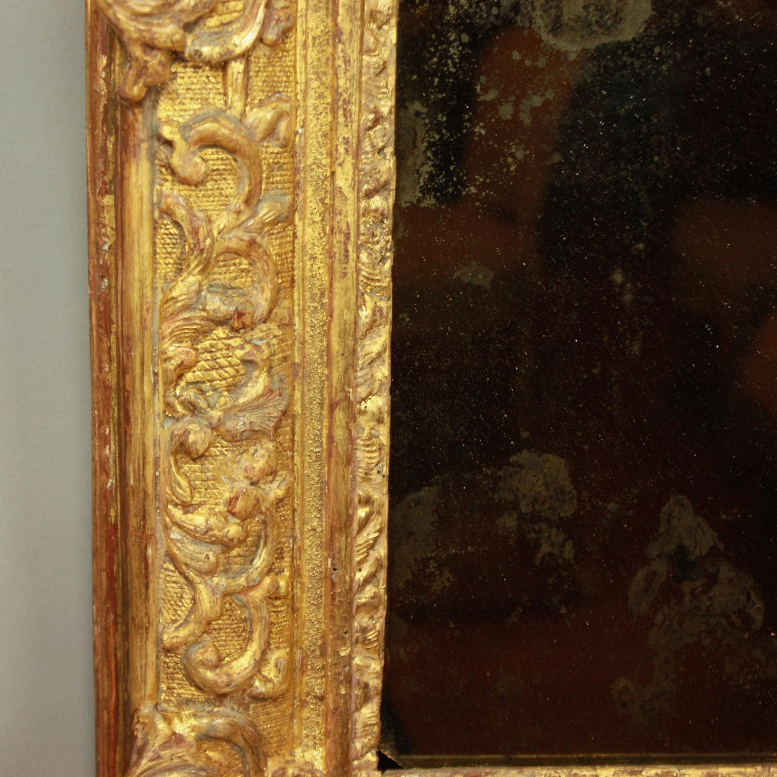 Specchio in legno dorato francese dell'inizio del XVIII secolo con vaso Régence e cresta di uccelli in vendita 2