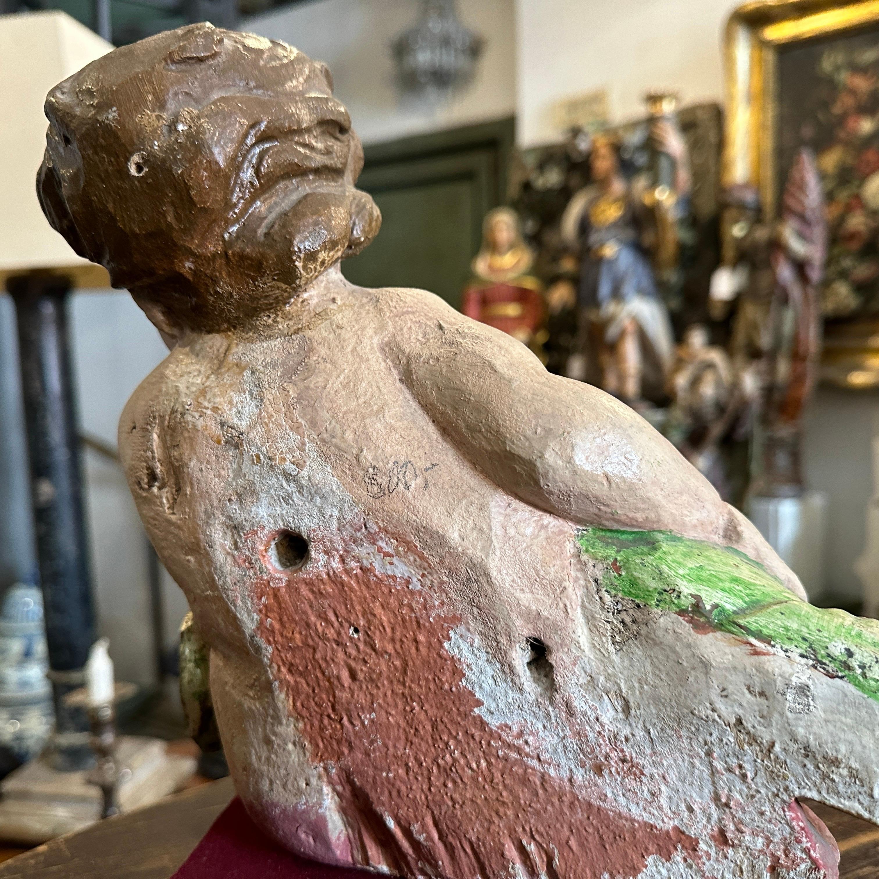 Legno Un Cherubino italiano barocco intagliato a mano e policromo in vendita