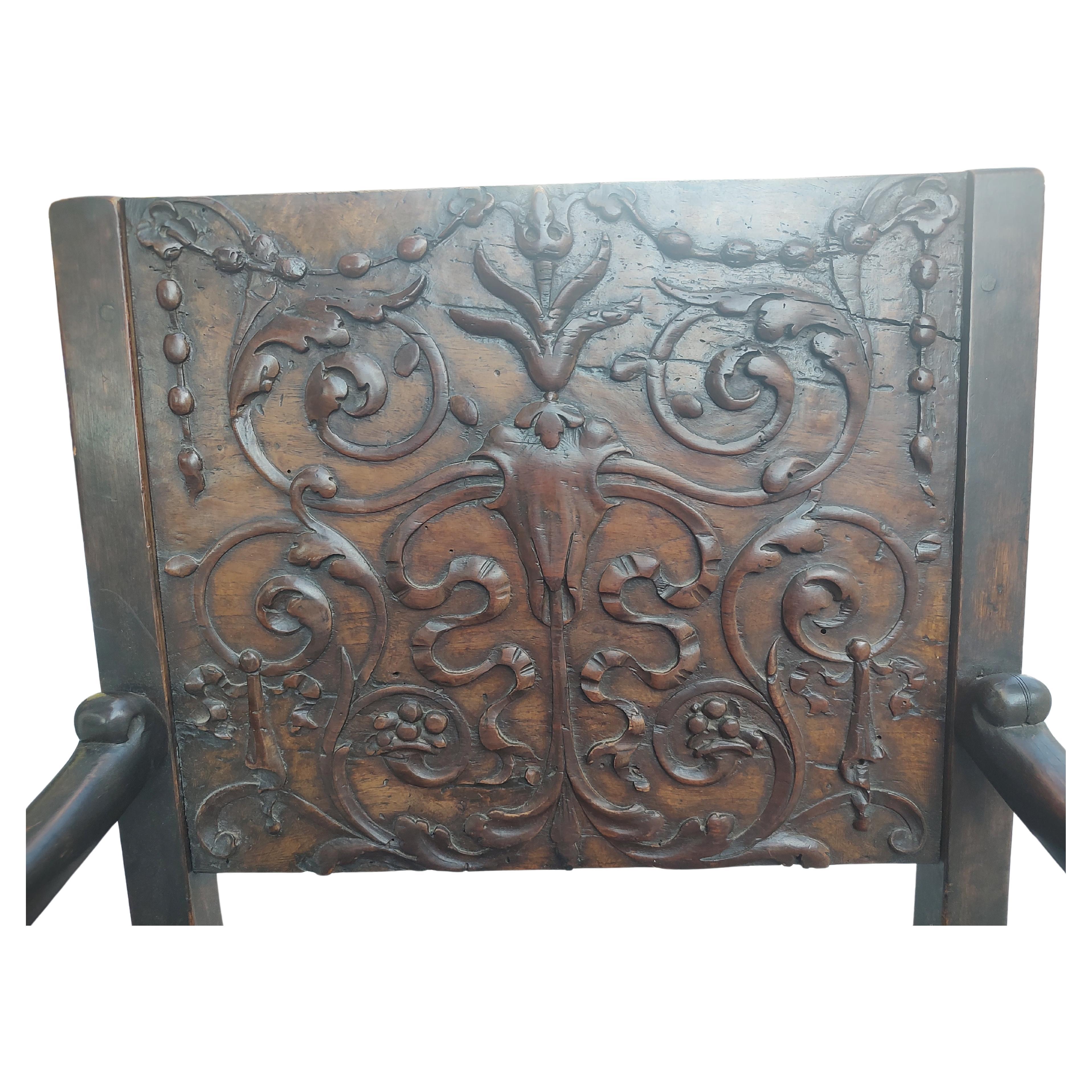 Sculpté à la main Fauteuil de la Renaissance italienne du début du XVIIIe siècle sculpté à la main avec des figures en vente
