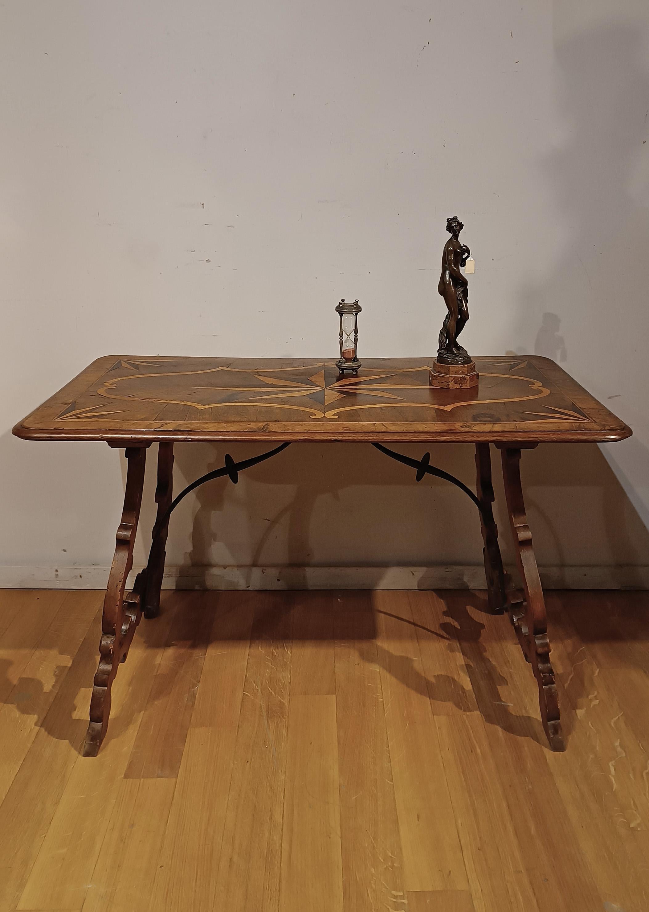 EARLY 18th CENTURY INLAID TABLE WITH LYRE LEGS For Sale 4