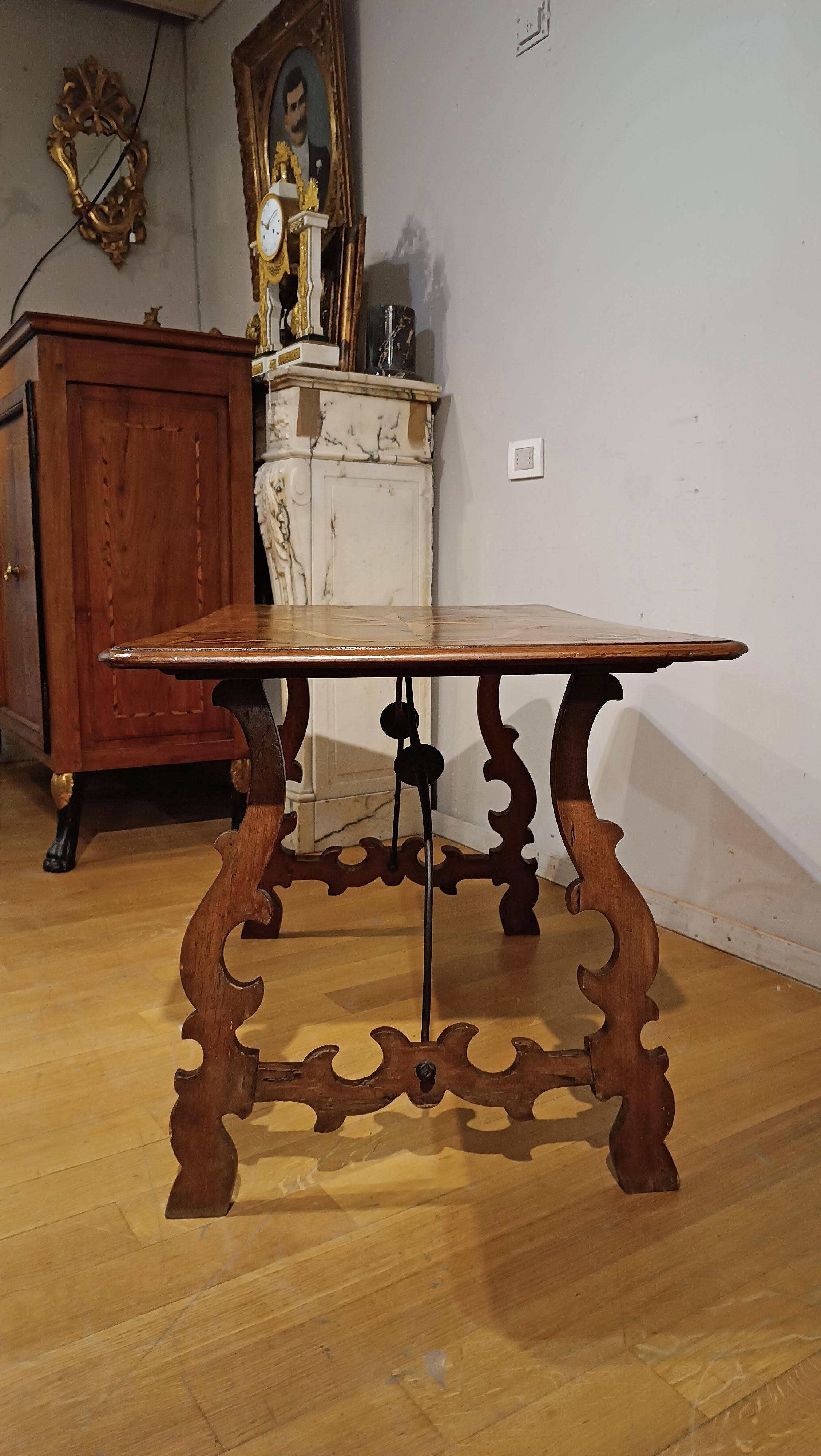 EARLY 18th CENTURY INLAID TABLE WITH LYRE LEGS In Good Condition For Sale In Firenze, FI