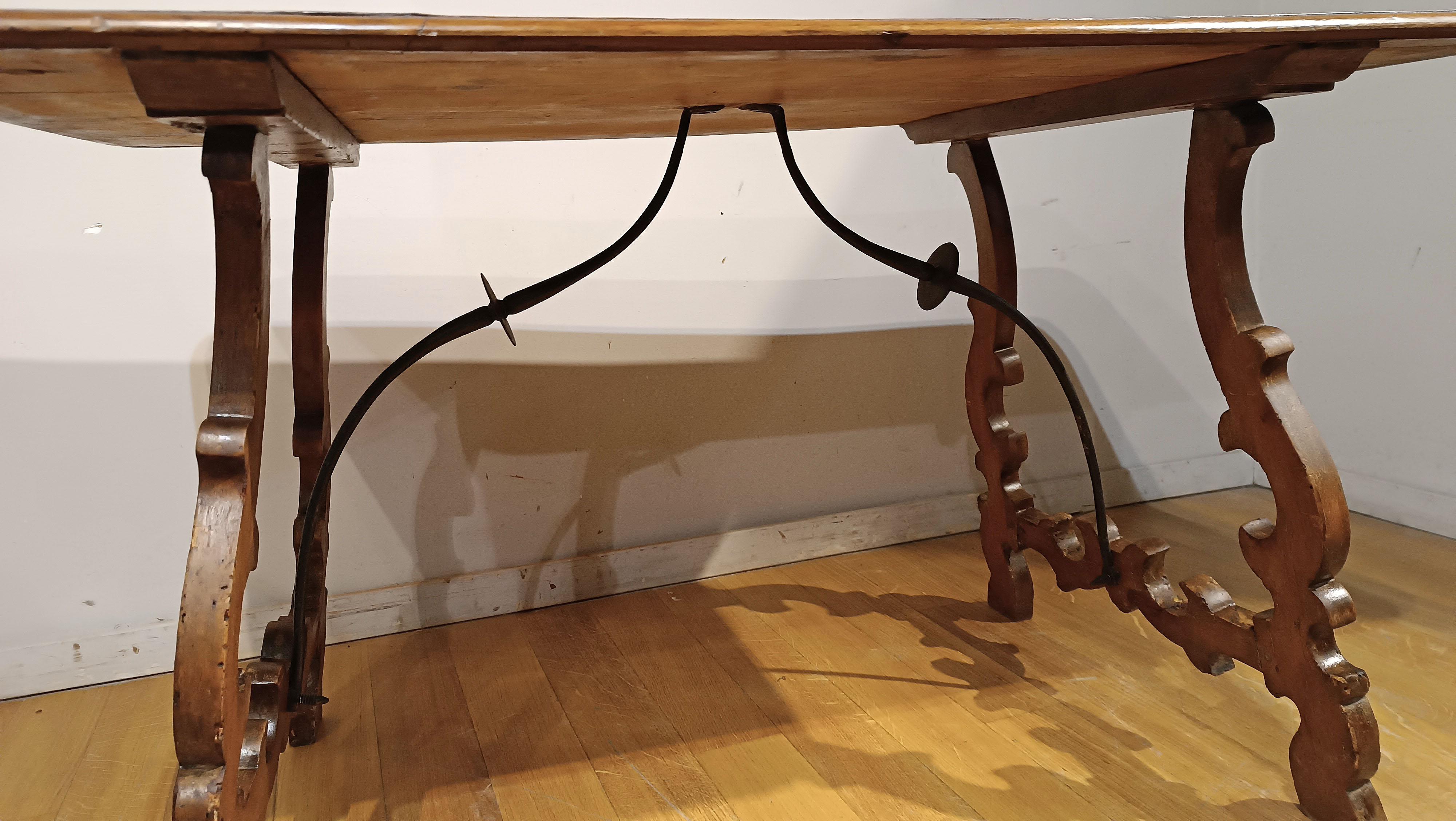 EARLY 18th CENTURY INLAID TABLE WITH LYRE LEGS For Sale 1