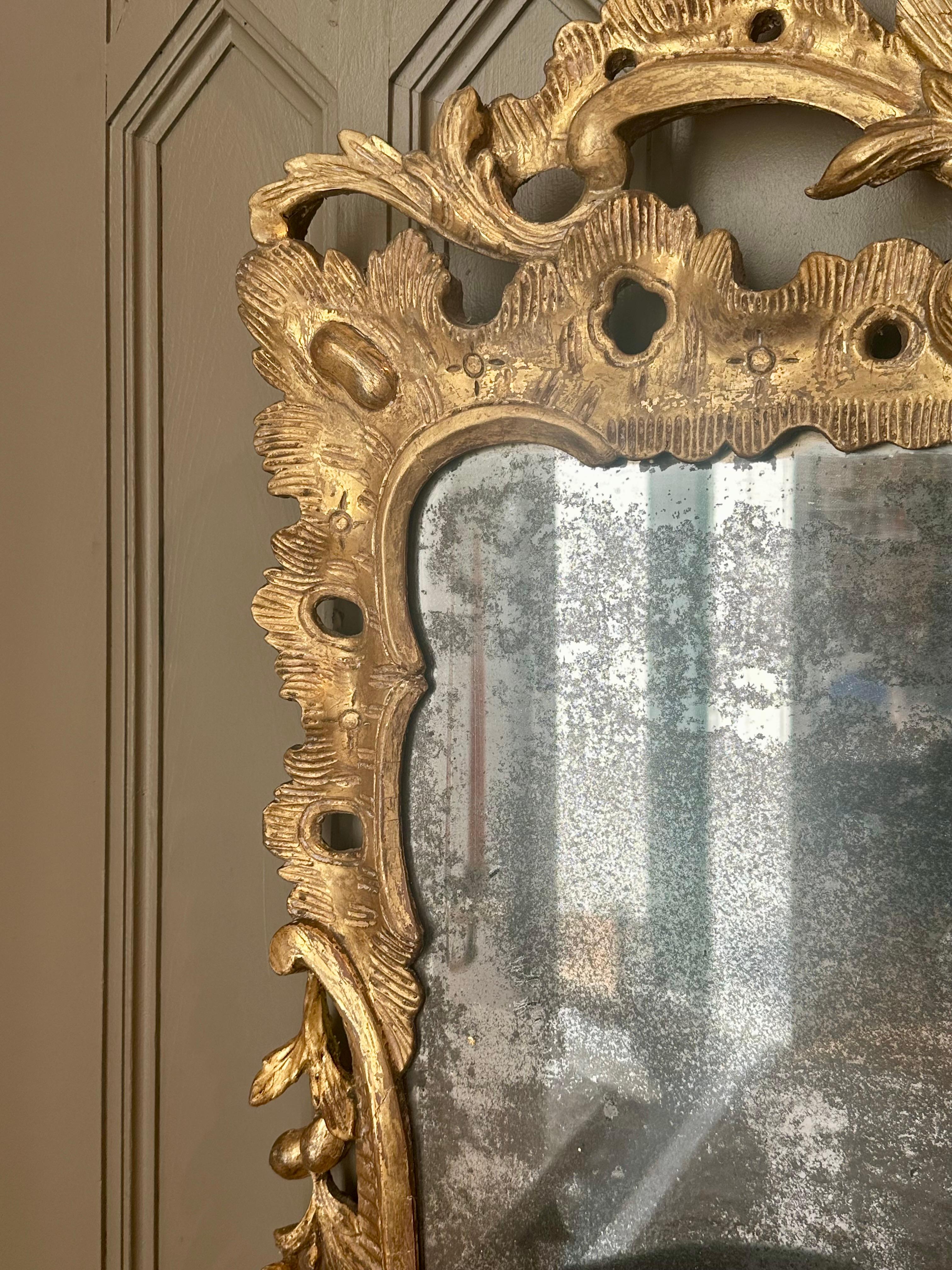 Hand-Carved Early 18th Century Irish George II Giltwood Mirror For Sale