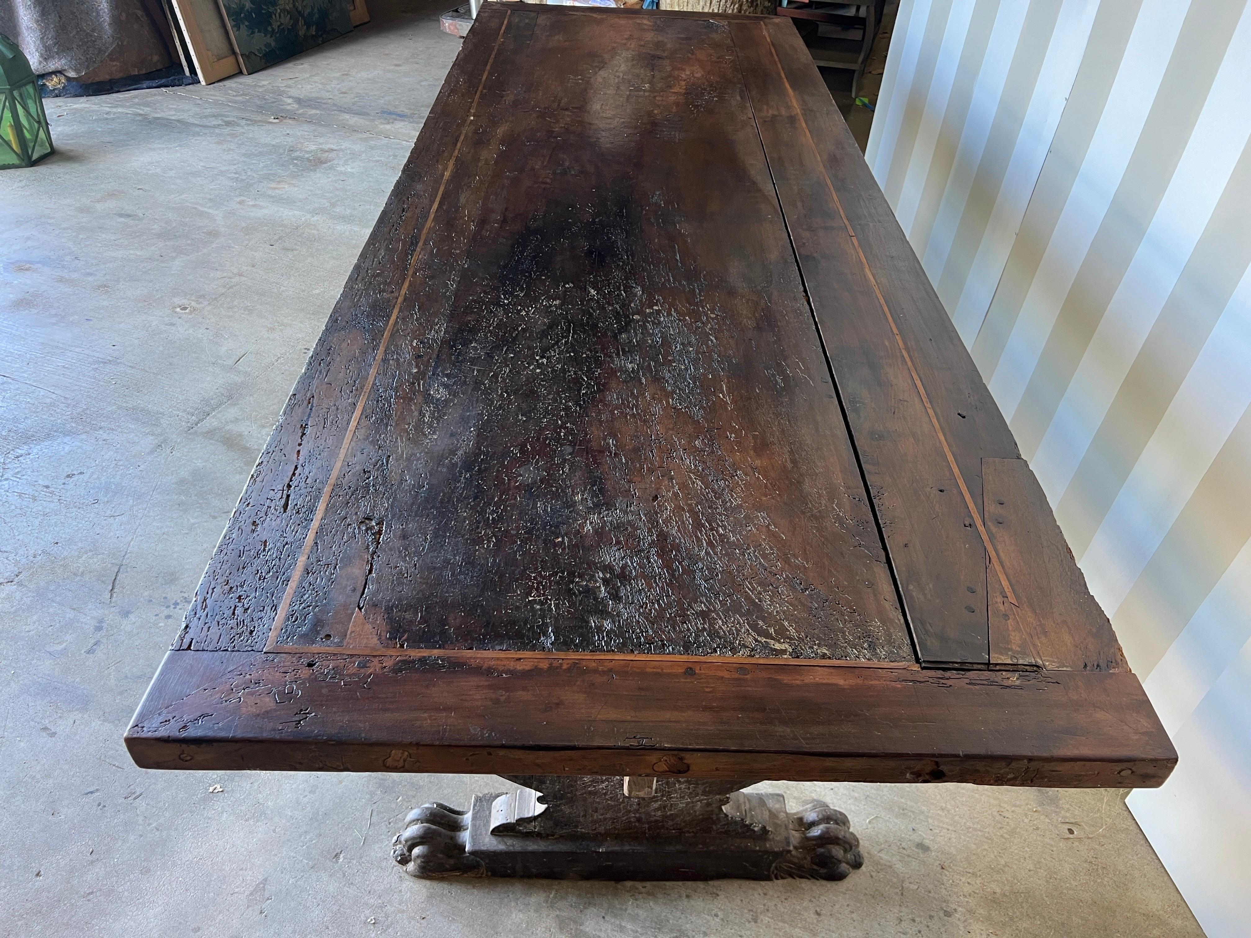 Fabuleuse table italienne du début du XVIIIe siècle en noyer marqueté de 9 pieds sur des socles et des pieds en patte d'oie. Magnifique, avec plus de 300 ans de patine. L'échelle et la couleur sont superbes. Se décompose en 4 morceaux. 