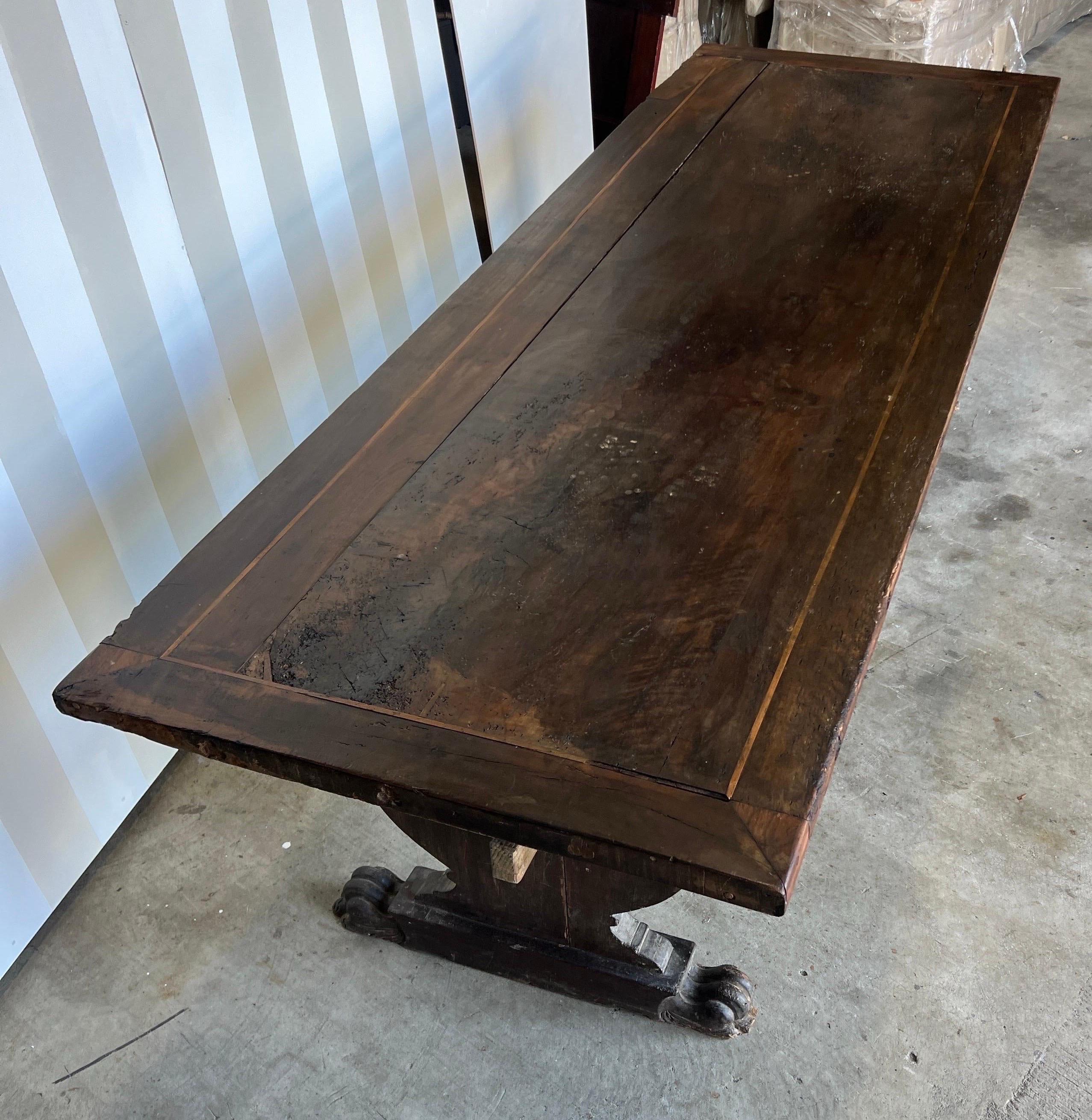 XVIIIe siècle Table de salle à manger 9' en noyer incrusté, Italie, début du 18e siècle en vente