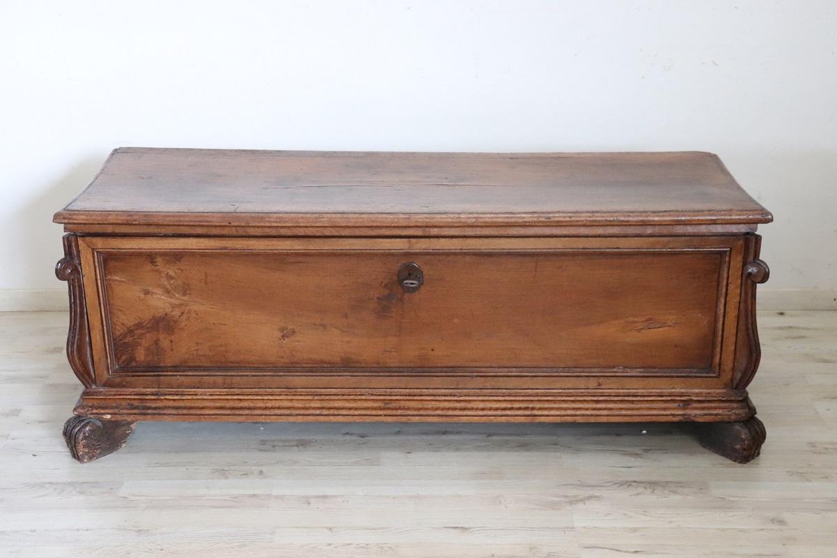 Siamo lieti di presentare questa raffinata cassapanca antica italiana risalente agli inizi del XVIII secolo. Realizzata in noce massiccio, questa cassapanca vanta una struttura robusta che ne garantisce la durata, mentre il suo colore caldo le