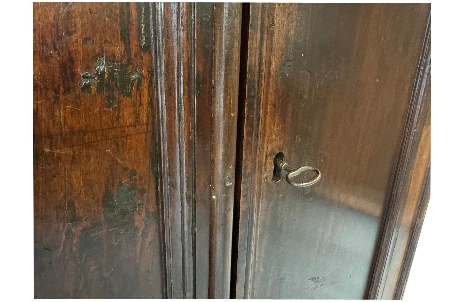 Früher italienischer Kleiderschrank aus dem 18. im Angebot 4