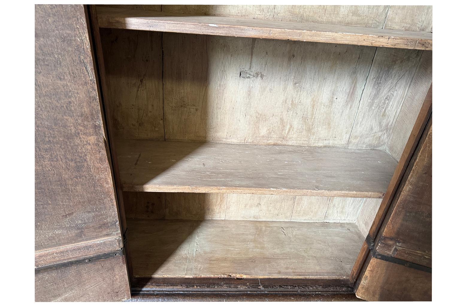 Früher italienischer Kleiderschrank aus dem 18. im Angebot 5