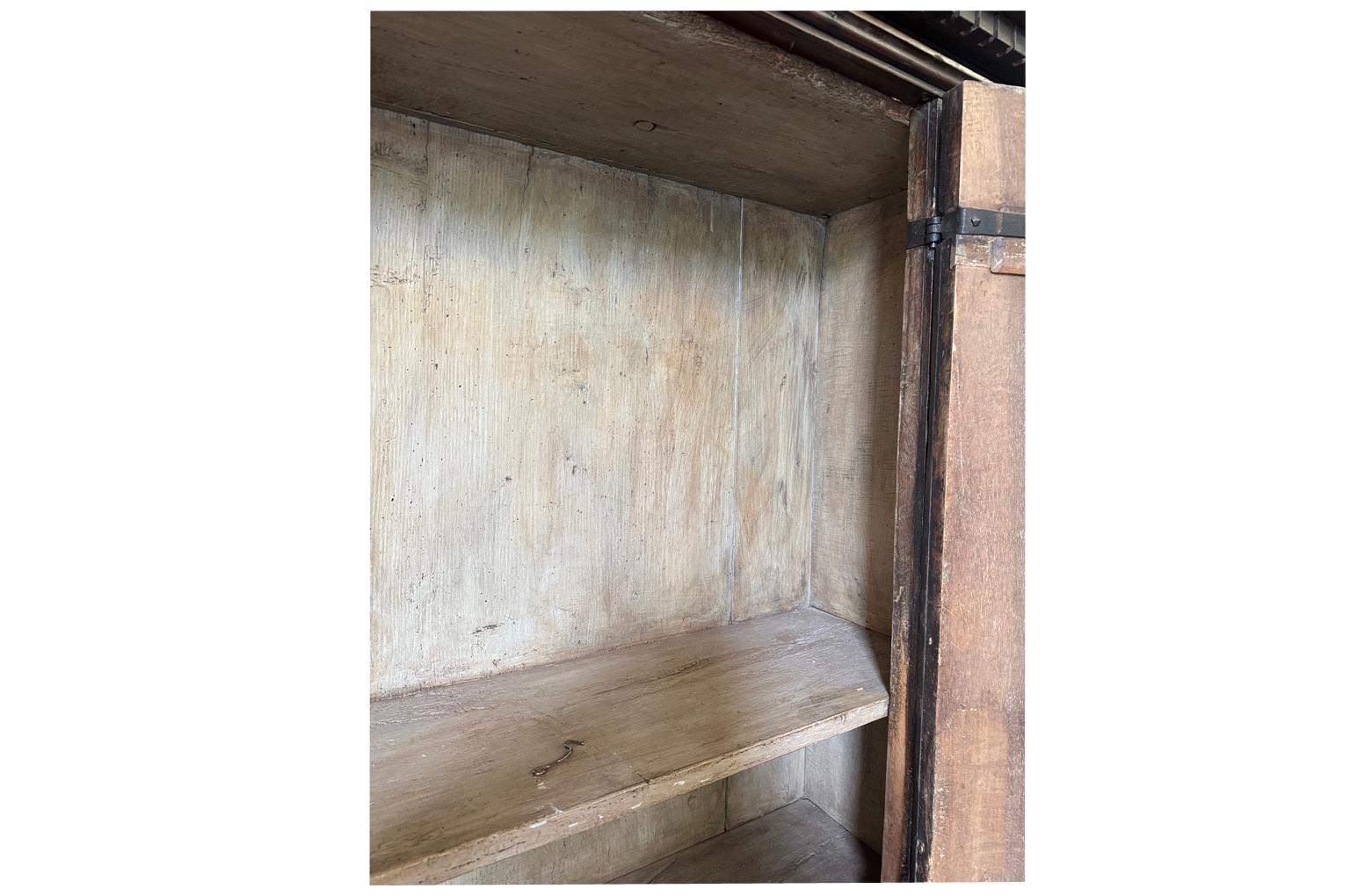 Früher italienischer Kleiderschrank aus dem 18. im Angebot 6