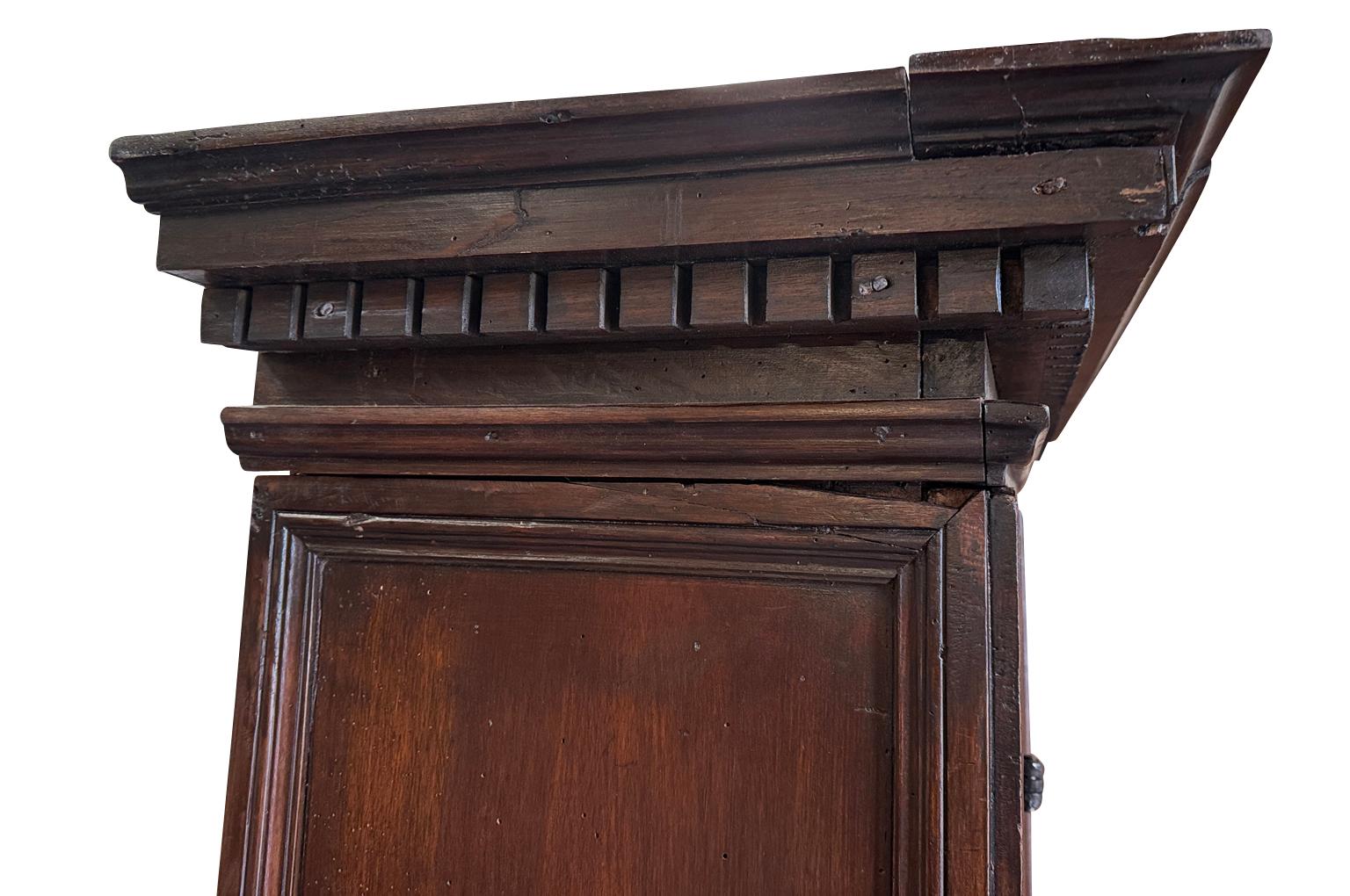 Früher italienischer Kleiderschrank aus dem 18. (18. Jahrhundert) im Angebot