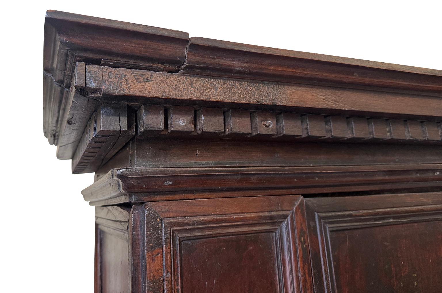 Früher italienischer Kleiderschrank aus dem 18. (Walnuss) im Angebot