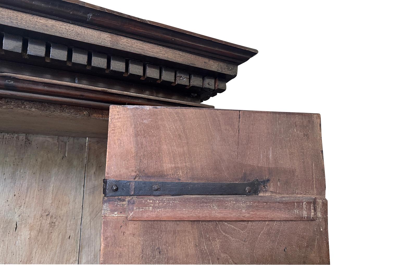 Früher italienischer Kleiderschrank aus dem 18. im Angebot 1