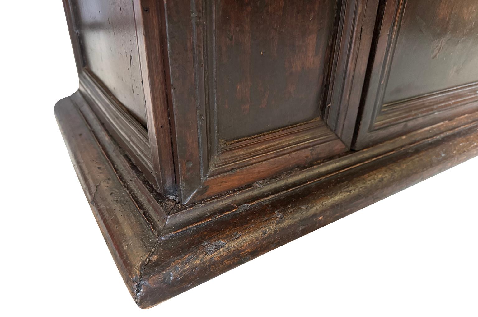 Früher italienischer Kleiderschrank aus dem 18. im Angebot 2