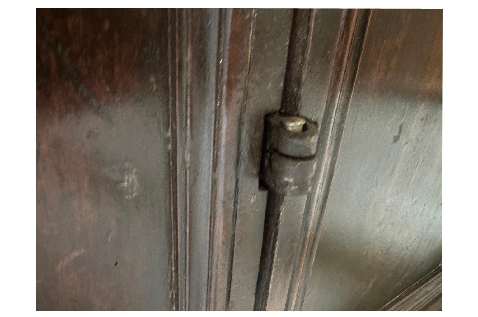 Früher italienischer Kleiderschrank aus dem 18. im Angebot 3