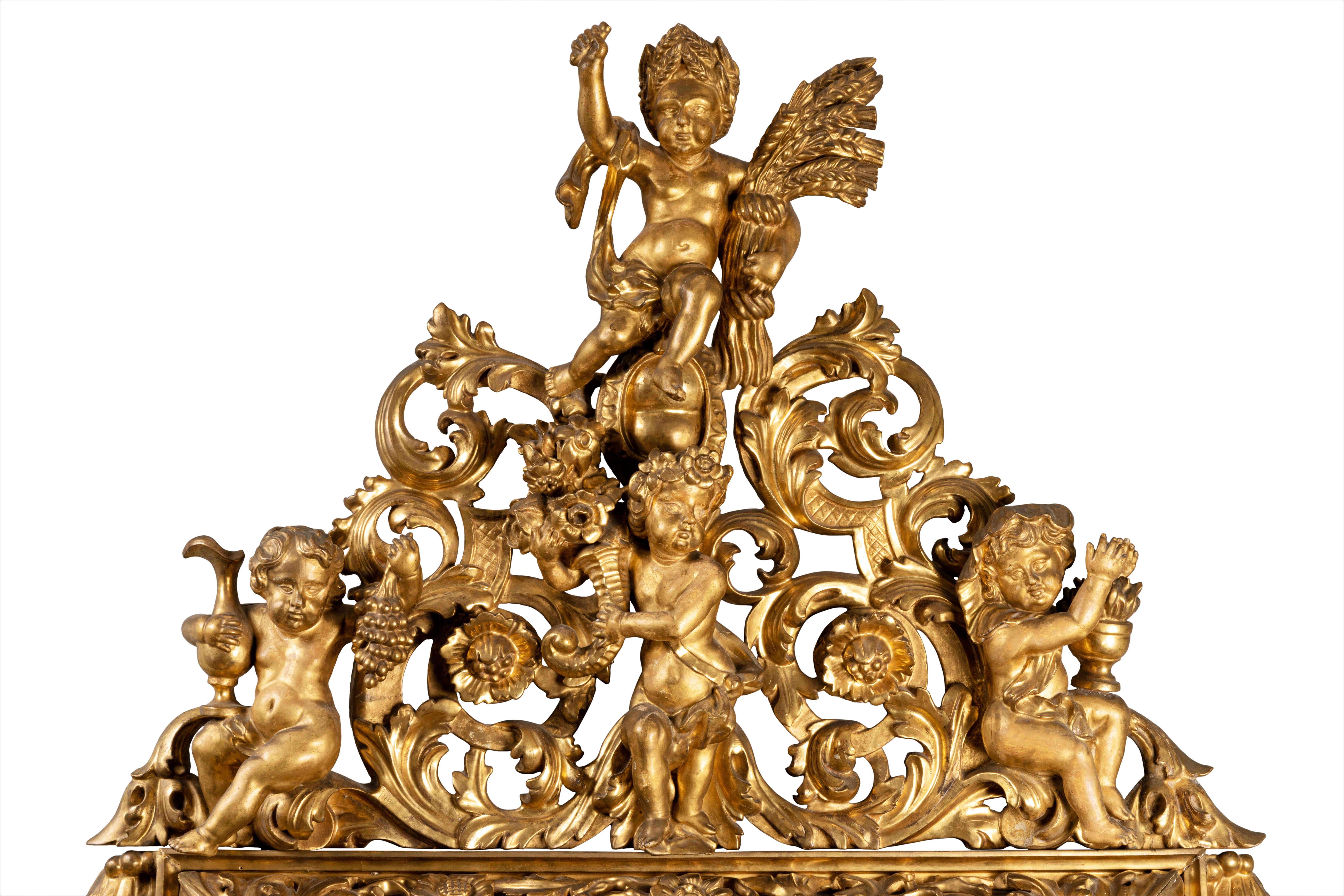 Early 18th Century Italian Carved Giltwood Mirror Depicting Four Seasons In Good Condition For Sale In PARIS, FR