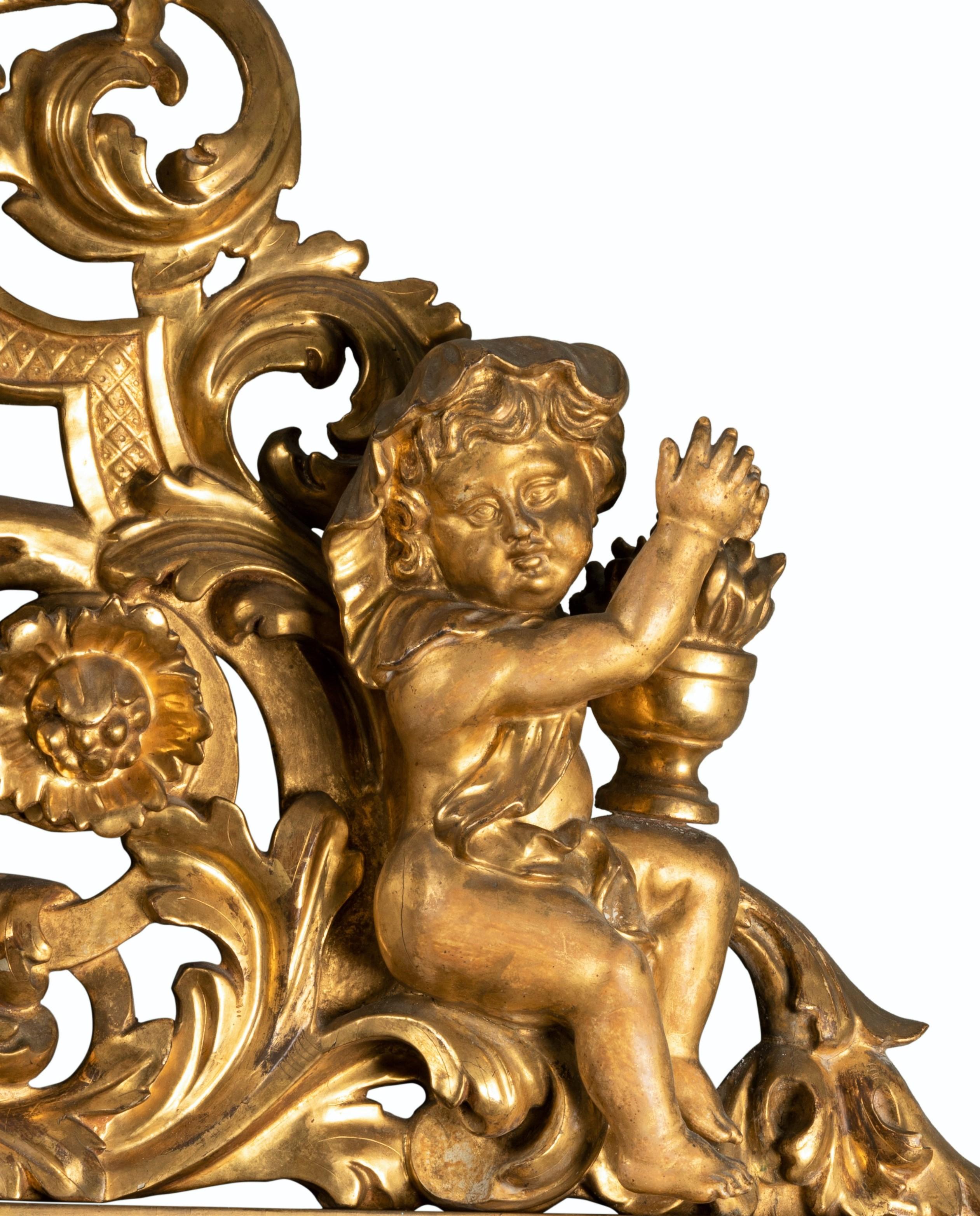 Miroir en bois doré sculpté du début du XVIIIe siècle représentant les quatre saisons en vente 1