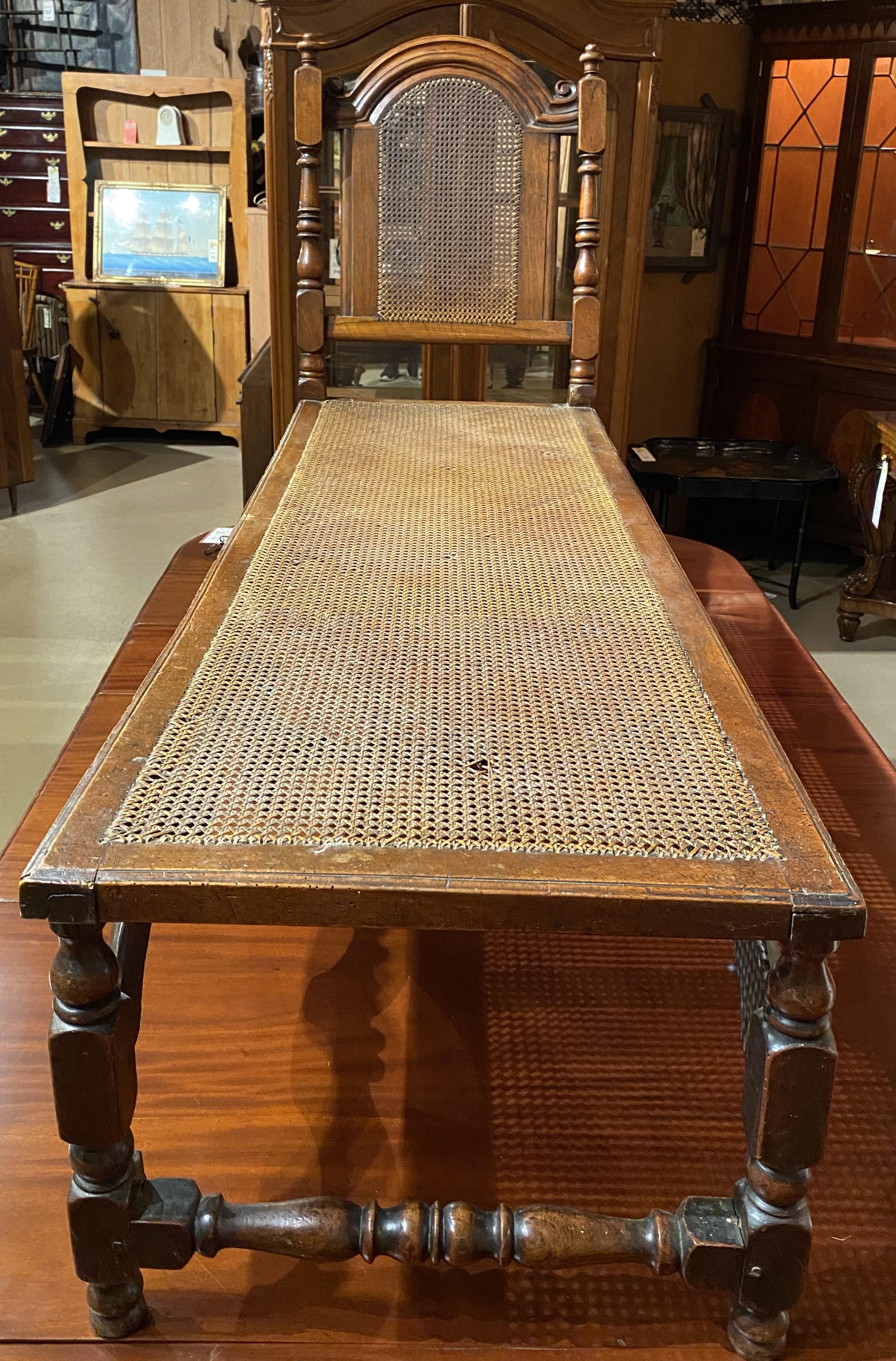 Recamier italiano de nogal tallado de principios del siglo XVIII con entramado en venta 3