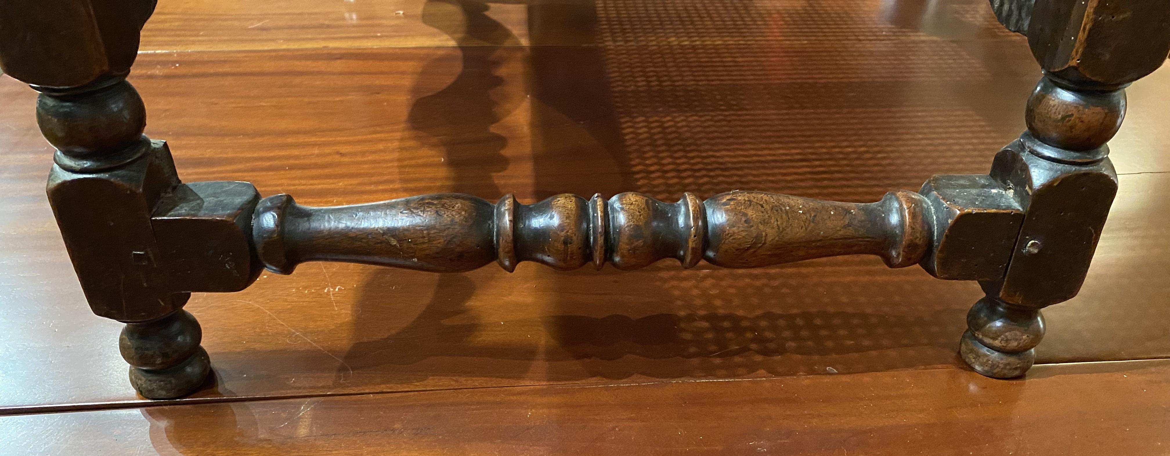 Recamier italiano de nogal tallado de principios del siglo XVIII con entramado en venta 4