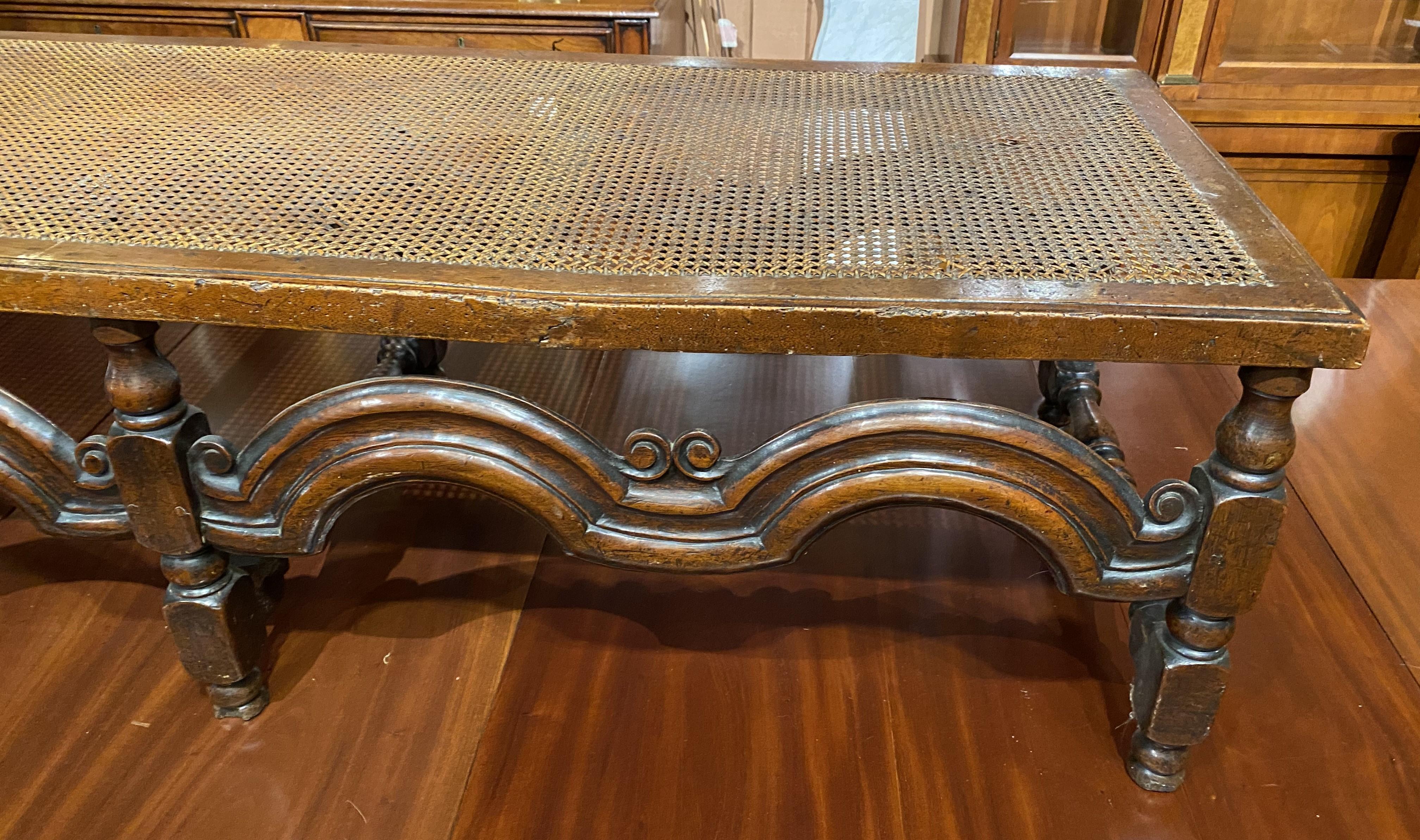 Recamier italiano de nogal tallado de principios del siglo XVIII con entramado Italiano en venta