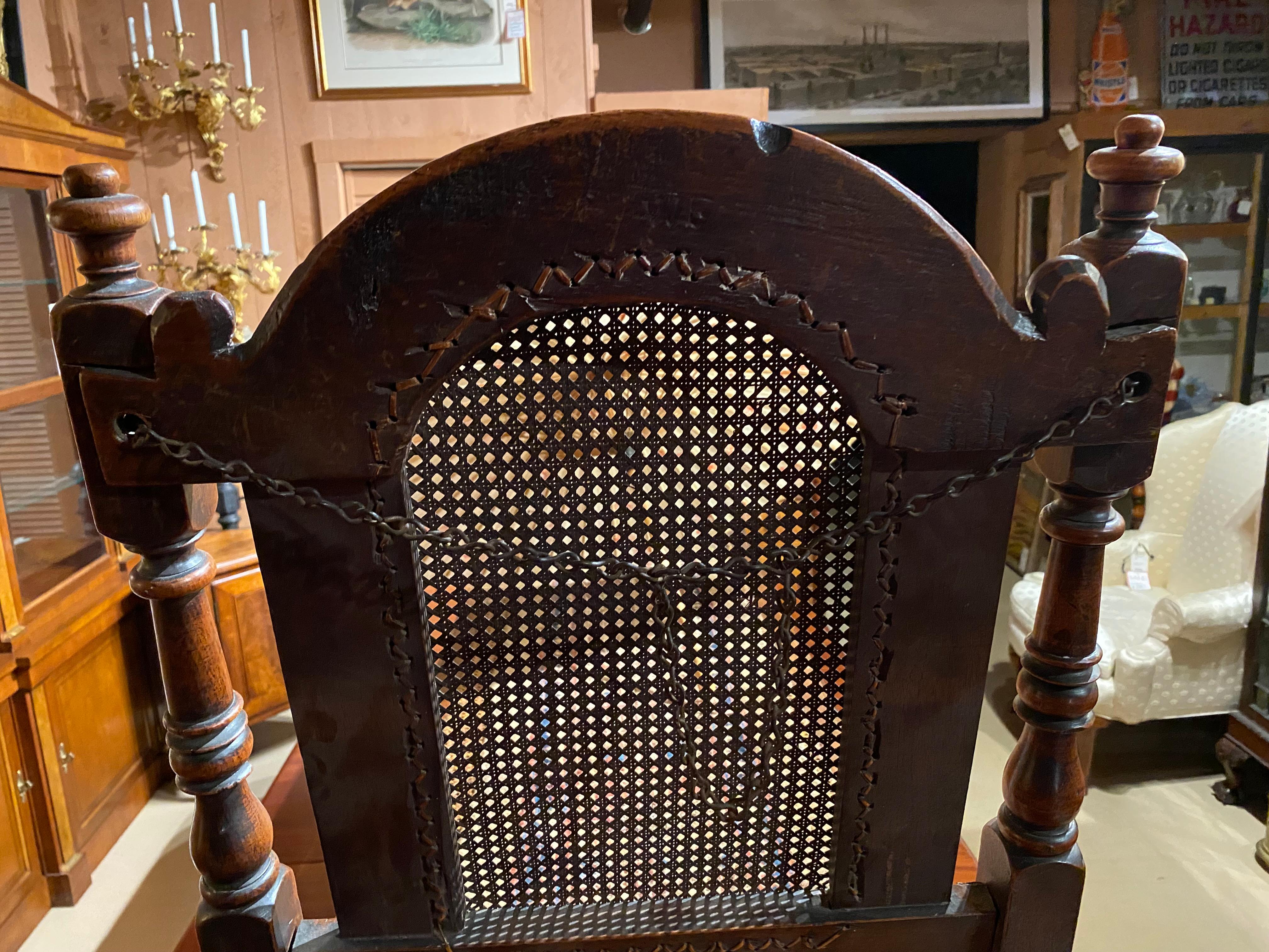 Recamier italiano de nogal tallado de principios del siglo XVIII con entramado Caña en venta
